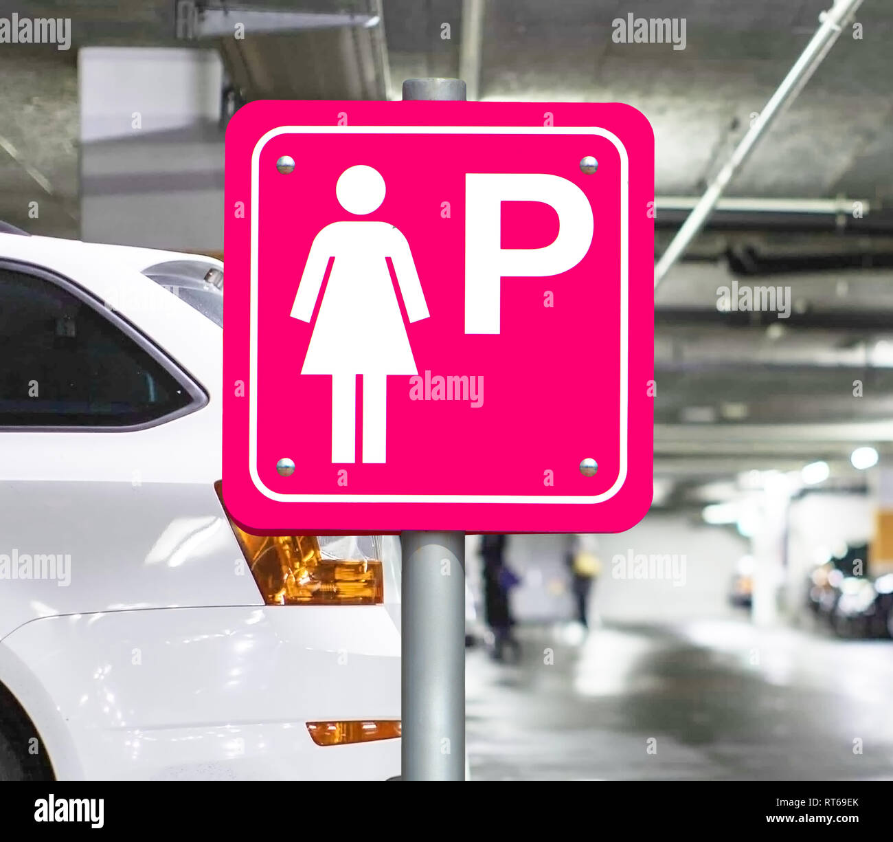 Parkplatz nur für Frauen im öffentlichen Parkhaus. Lady Pink Schild parken auf dem Parkplatz. Stockfoto