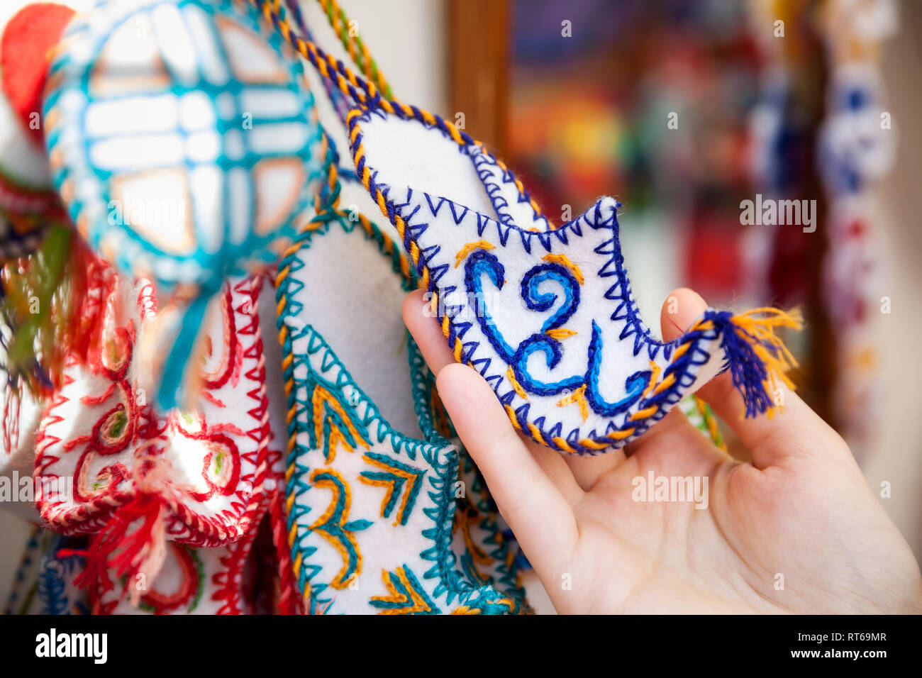 Ethnische orientalische Filz Spielzeug des Schuhs an den asiatischen Markt Stockfoto