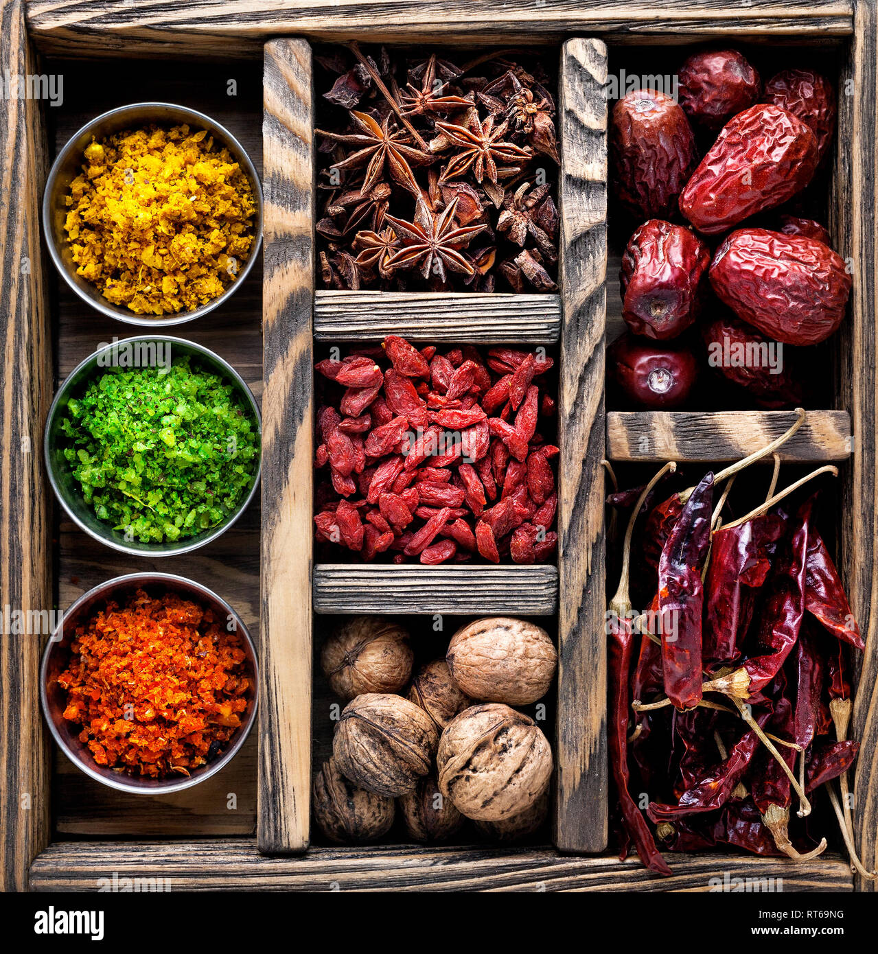 Gewürze, Trockenfrüchte und Nüsse in der Holzbox Stockfoto
