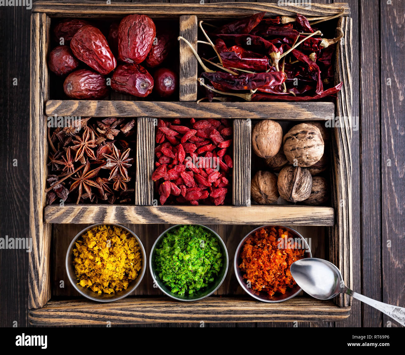 Gewürze, Trockenfrüchte und Nüsse in der Holzbox Stockfoto