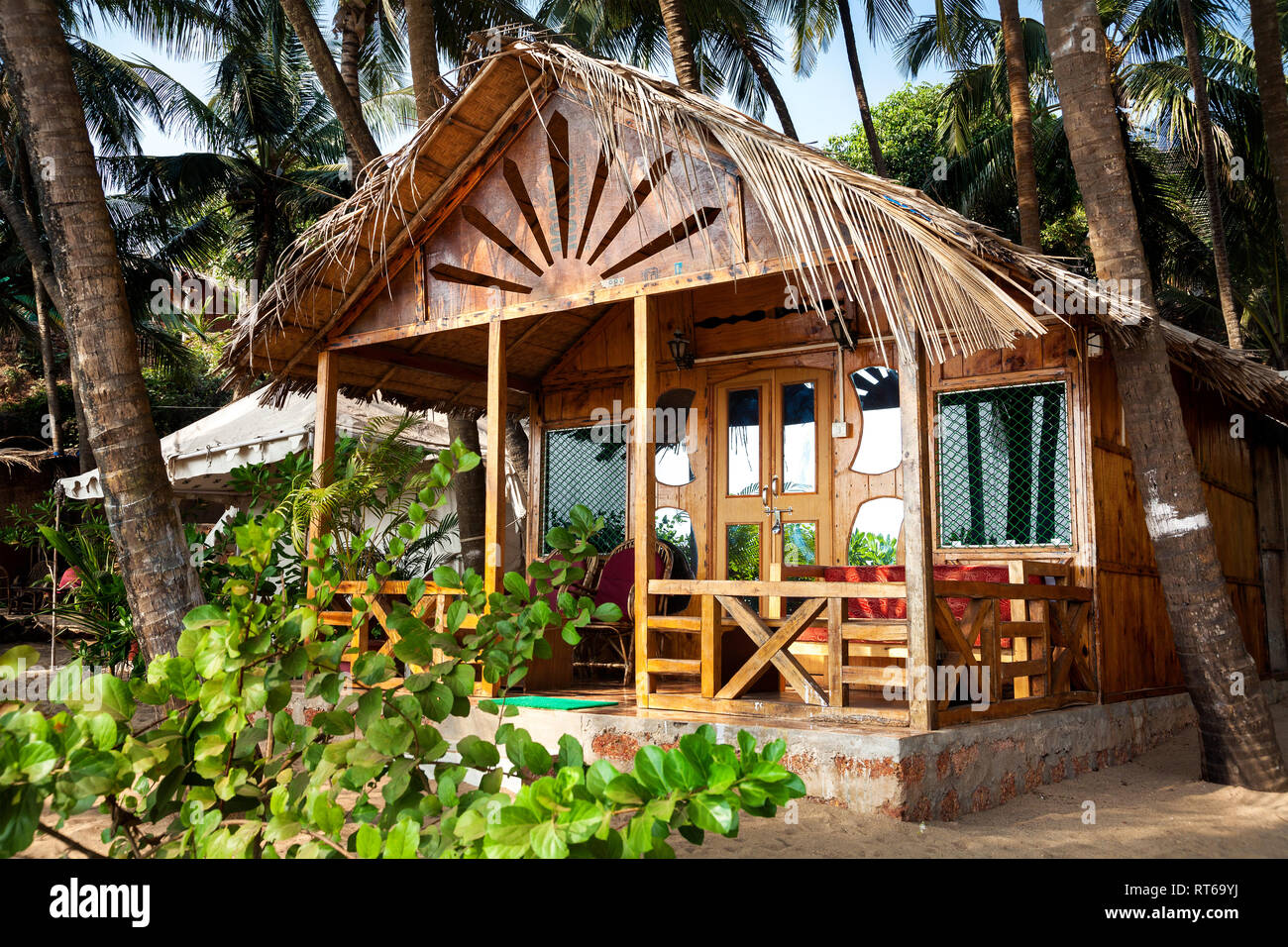 Tropische Hütte am Strand mit Balkon und Palmen in Goa, Indien Stockfoto