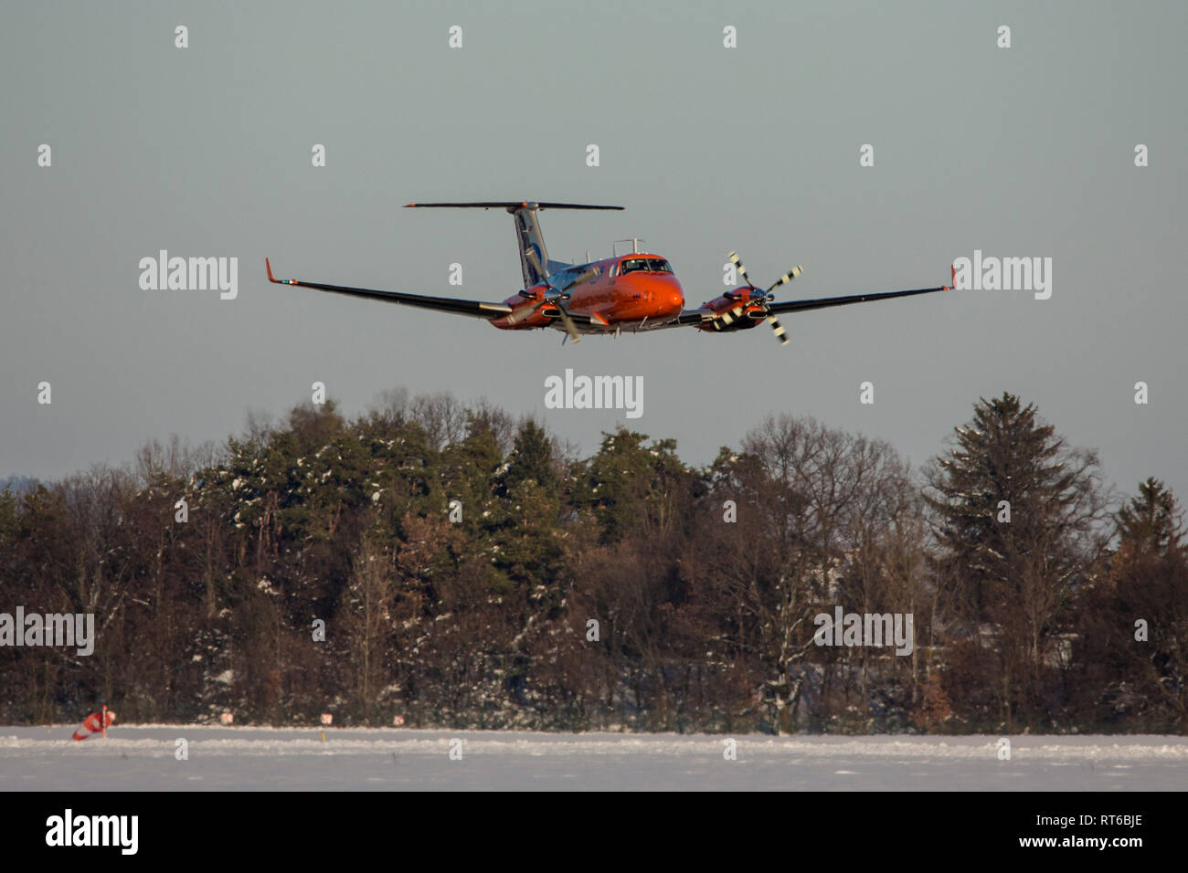 Beechcraft Modell 300 utility Flugzeuge über einem Baum in Deutschland fliegen. Stockfoto