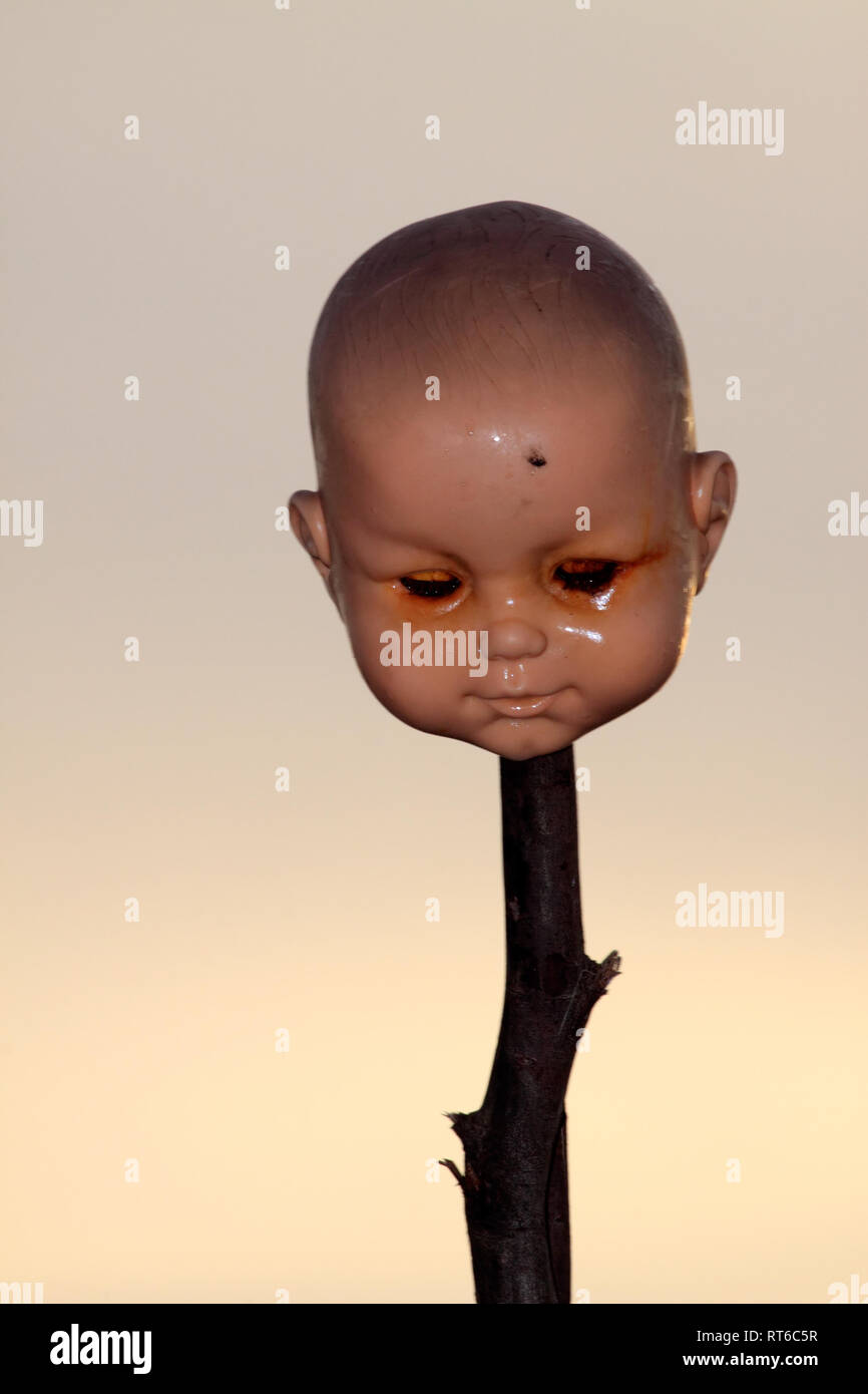 Spooky beschädigten alten Puppe Gesicht Stockfoto