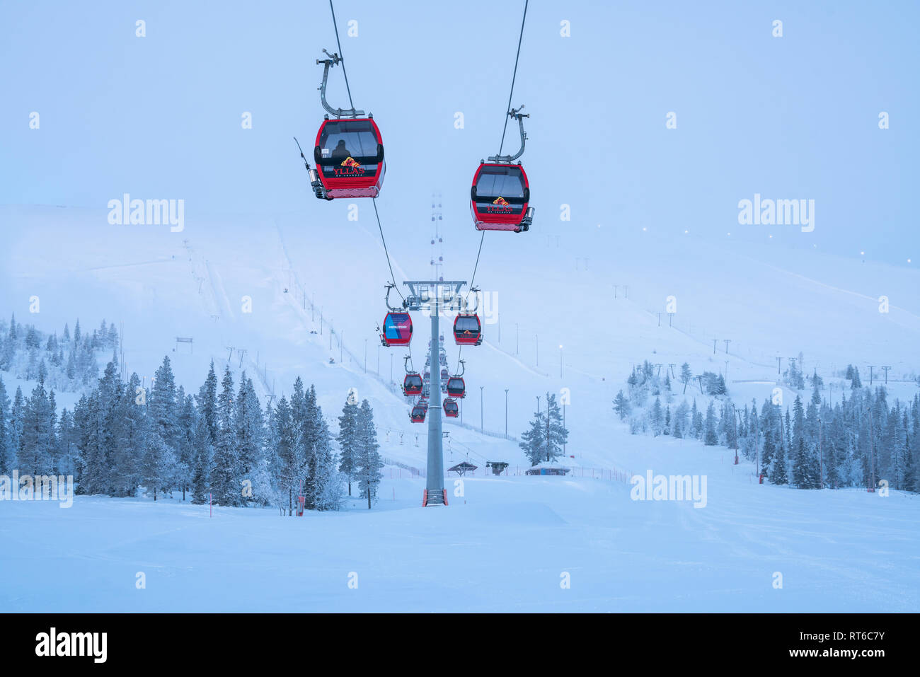 Skigebiet Ylläs und Gondelbahn mit Menschen, die Sie in Kolari und Äkäslompolo, Finnland Stockfoto