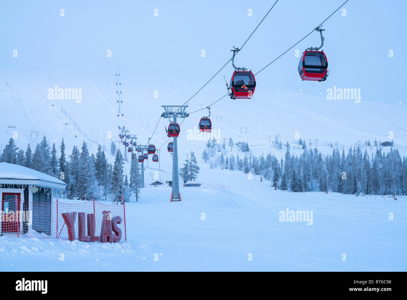 Skigebiet Ylläs und Gondelbahn mit Menschen, die Sie in Kolari und Äkäslompolo, Finnland Stockfoto