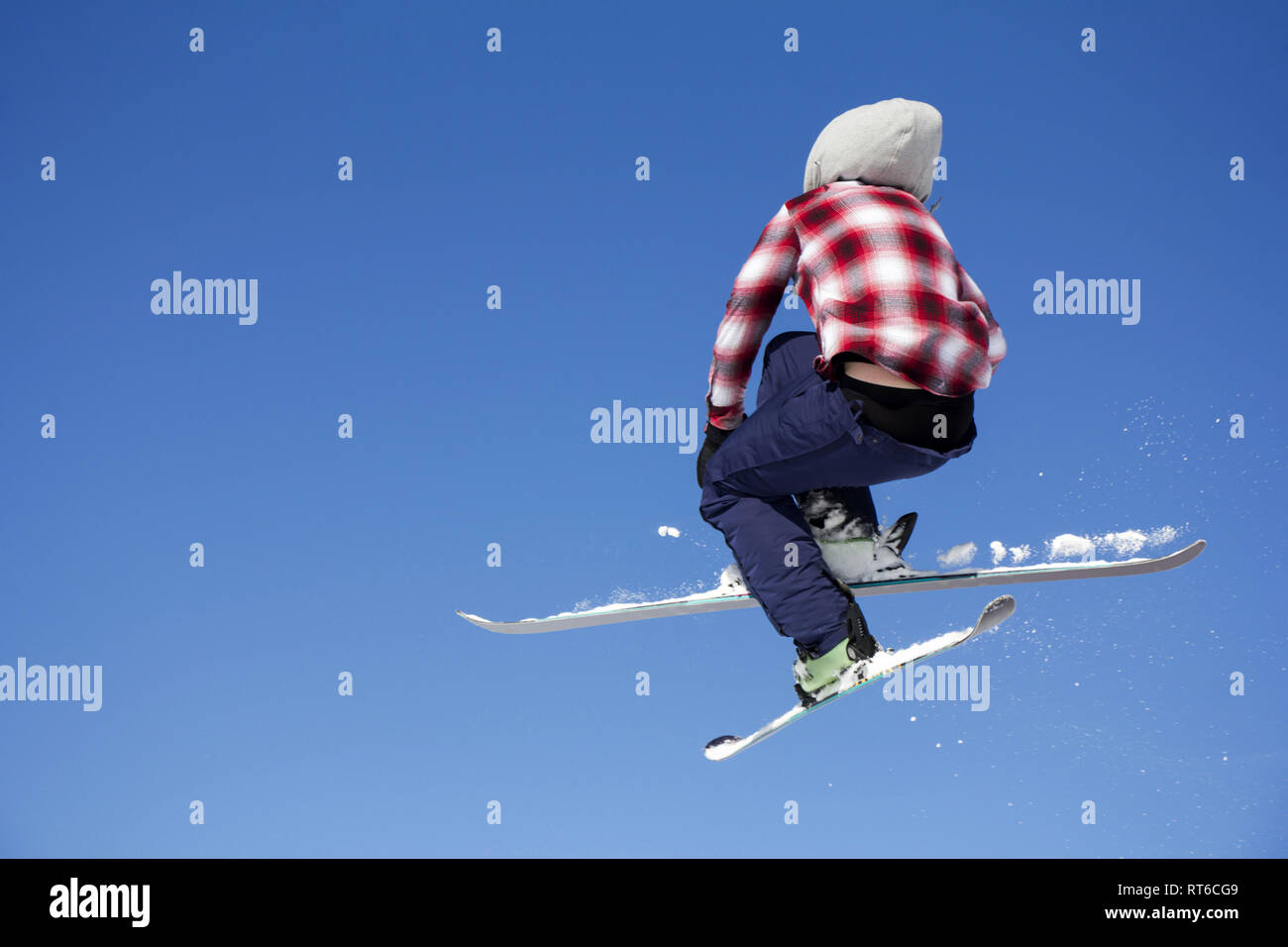 Flying Skifahrer an springen inhigh auf verschneiten Berge. Extreme Winter Sport. Stockfoto