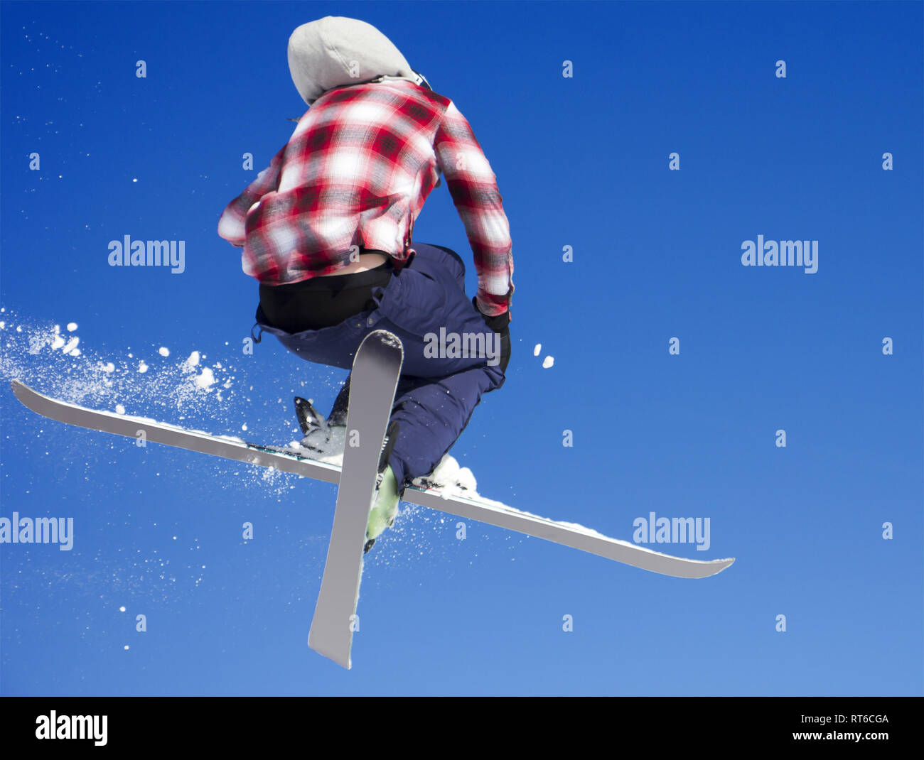 Flying Skifahrer an springen inhigh auf verschneiten Berge. Extreme Winter Sport. Stockfoto