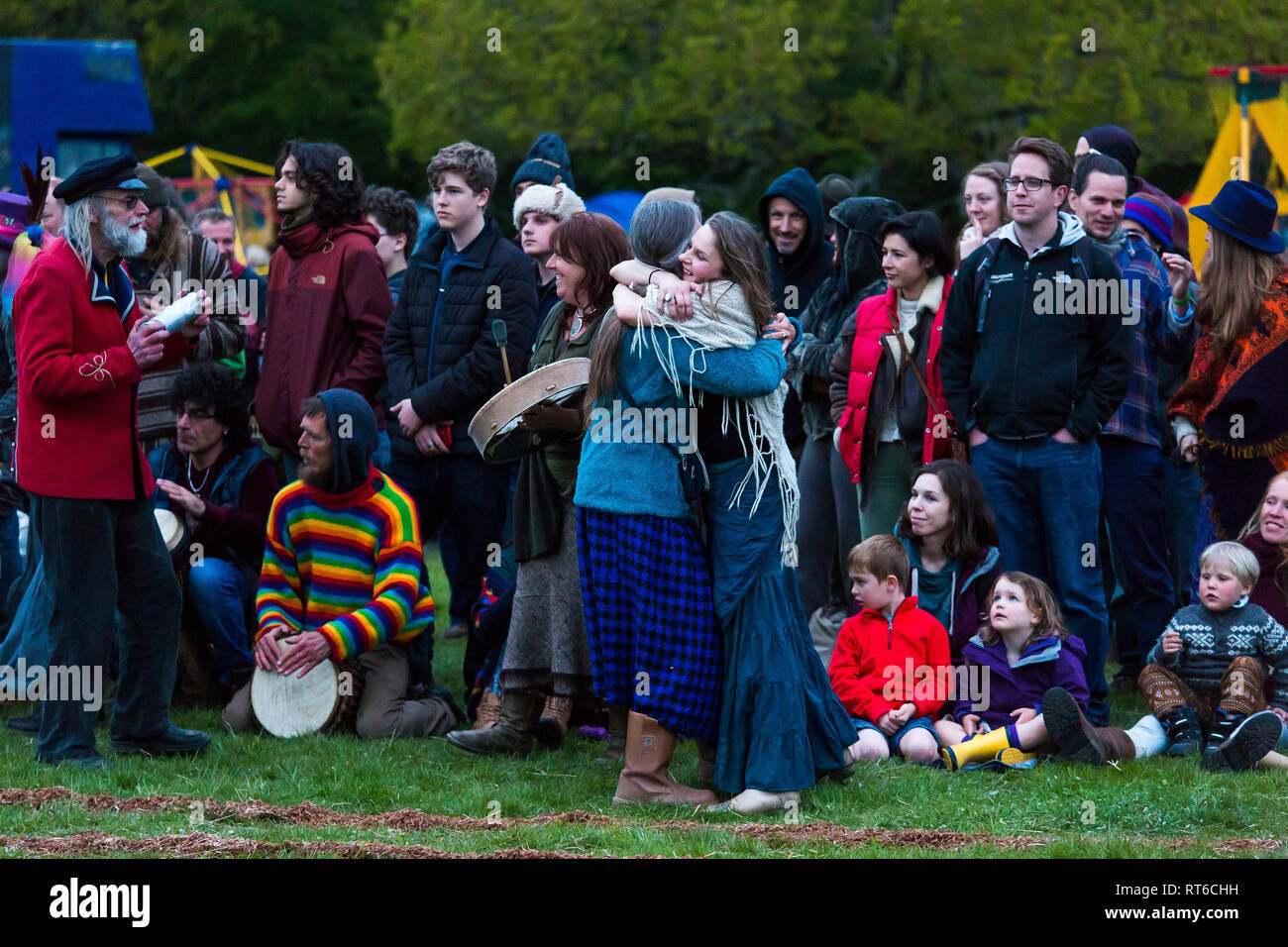 Zwei Damen umarmen sich beim Beltane Fire Festival, Sussex, Großbritannien Stockfoto