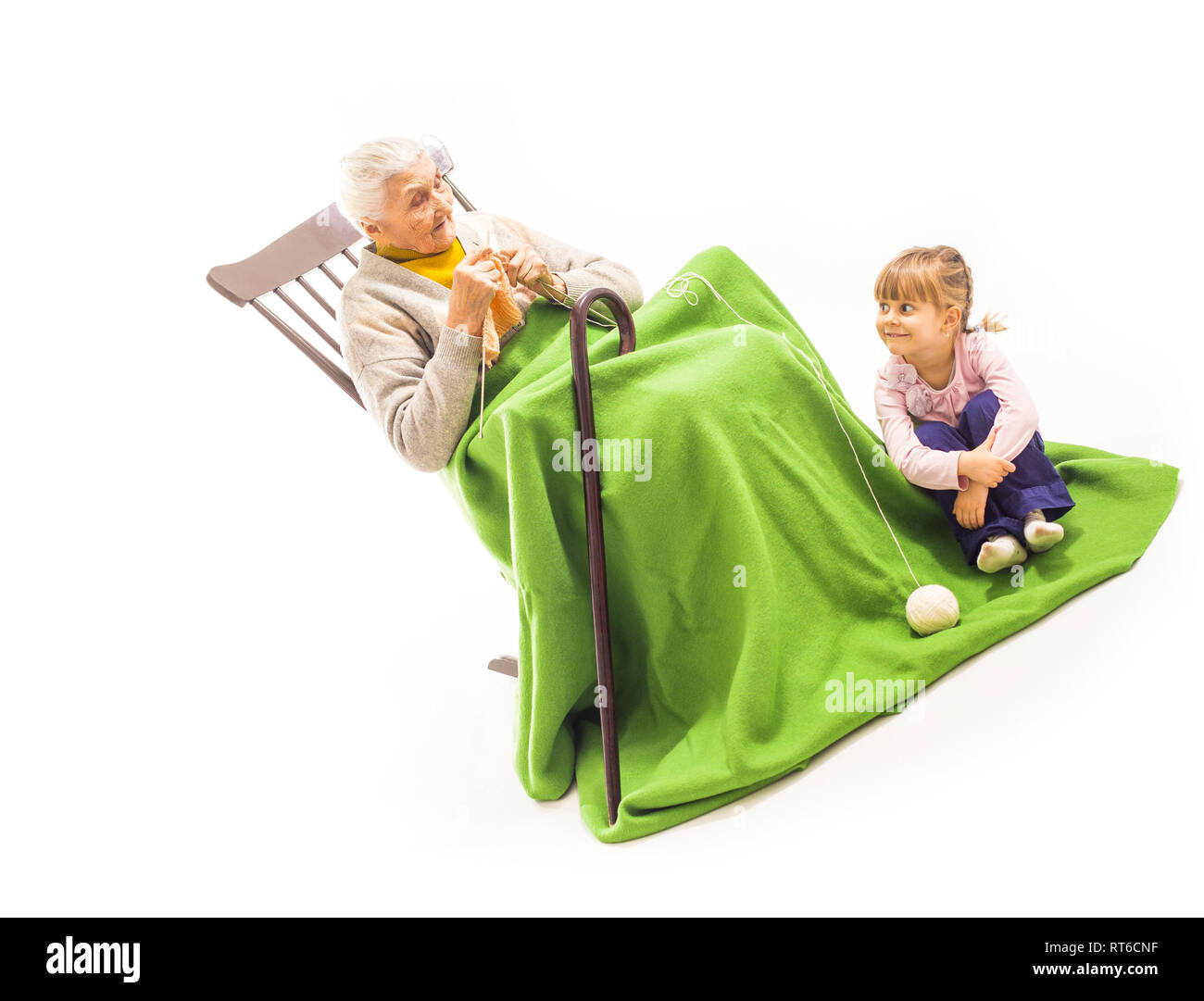 Alte Frau saß auf dem Schaukelstuhl mit ihren Enkelkindern Stockfoto