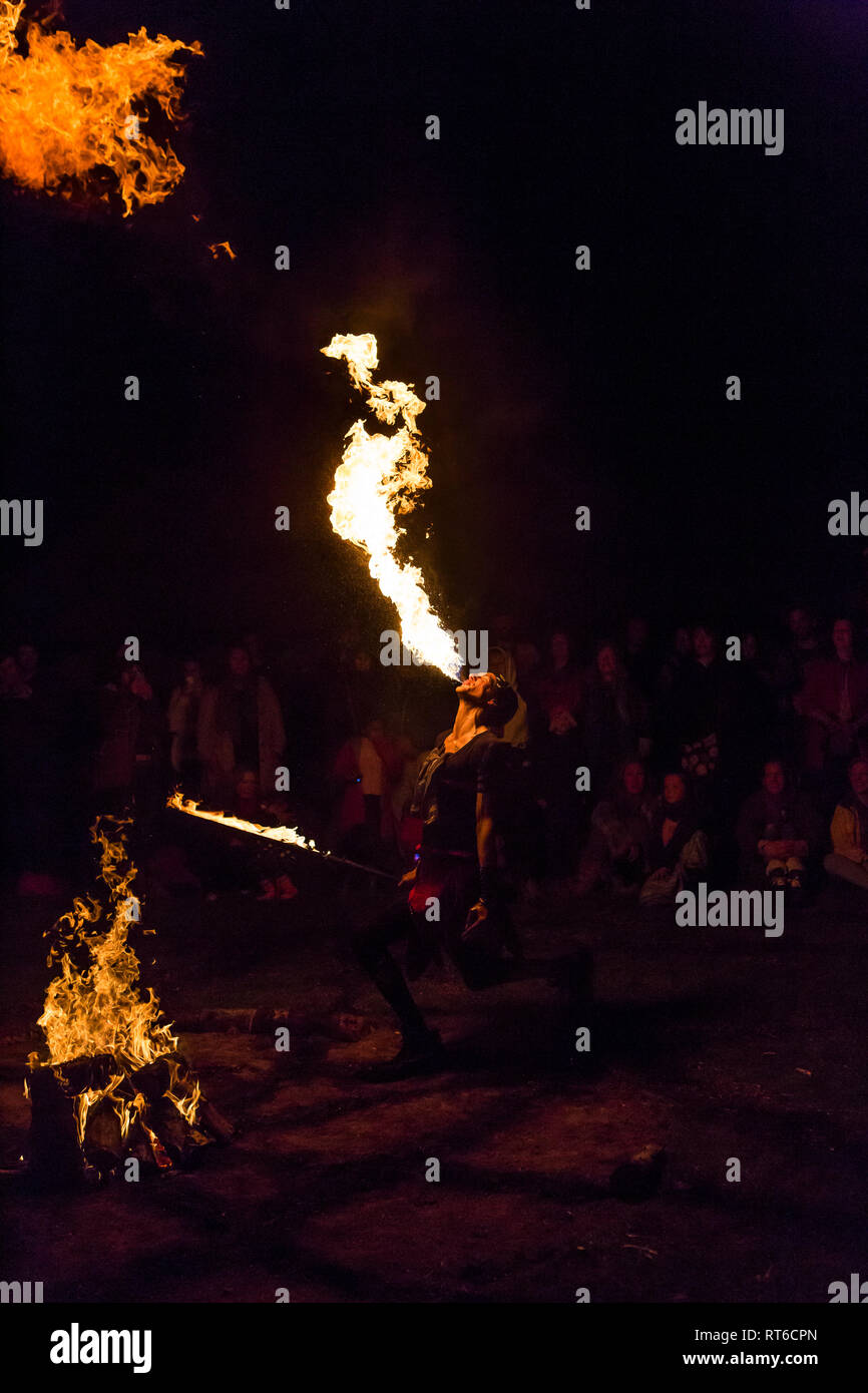 Feuerspucker an Beltane Fire Festival, Sussex, UK Stockfoto