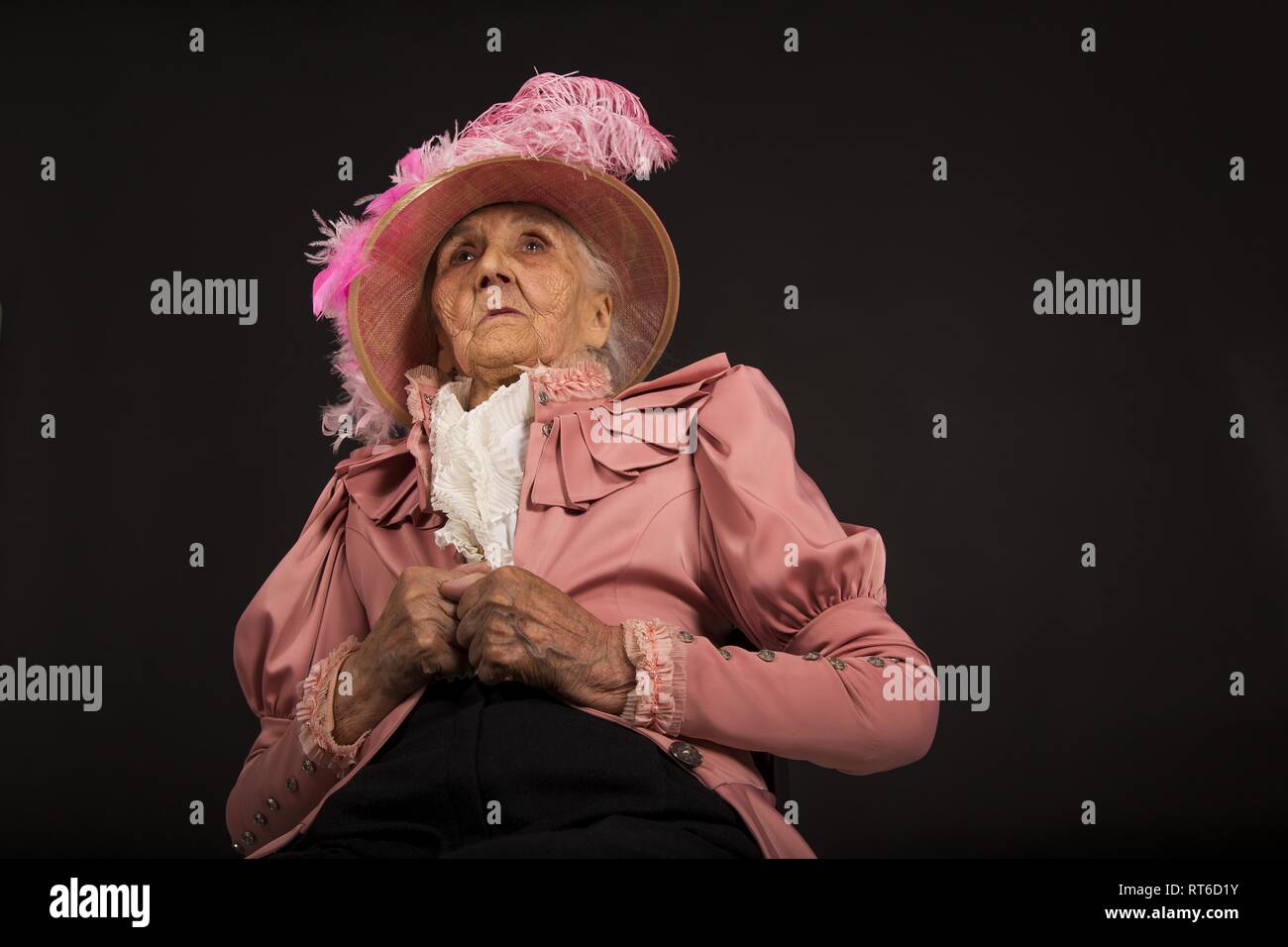Jahrgang alte Frau mit gefiederten Hut Stockfoto
