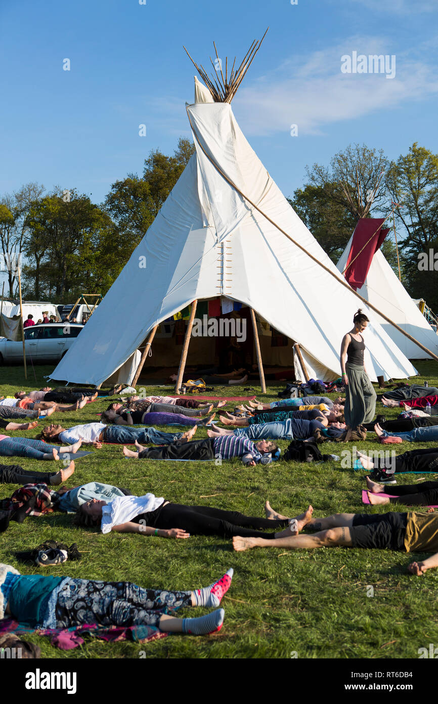 Yoga Workshop an Beltane Fire Festival, Sussex, UK Stockfoto