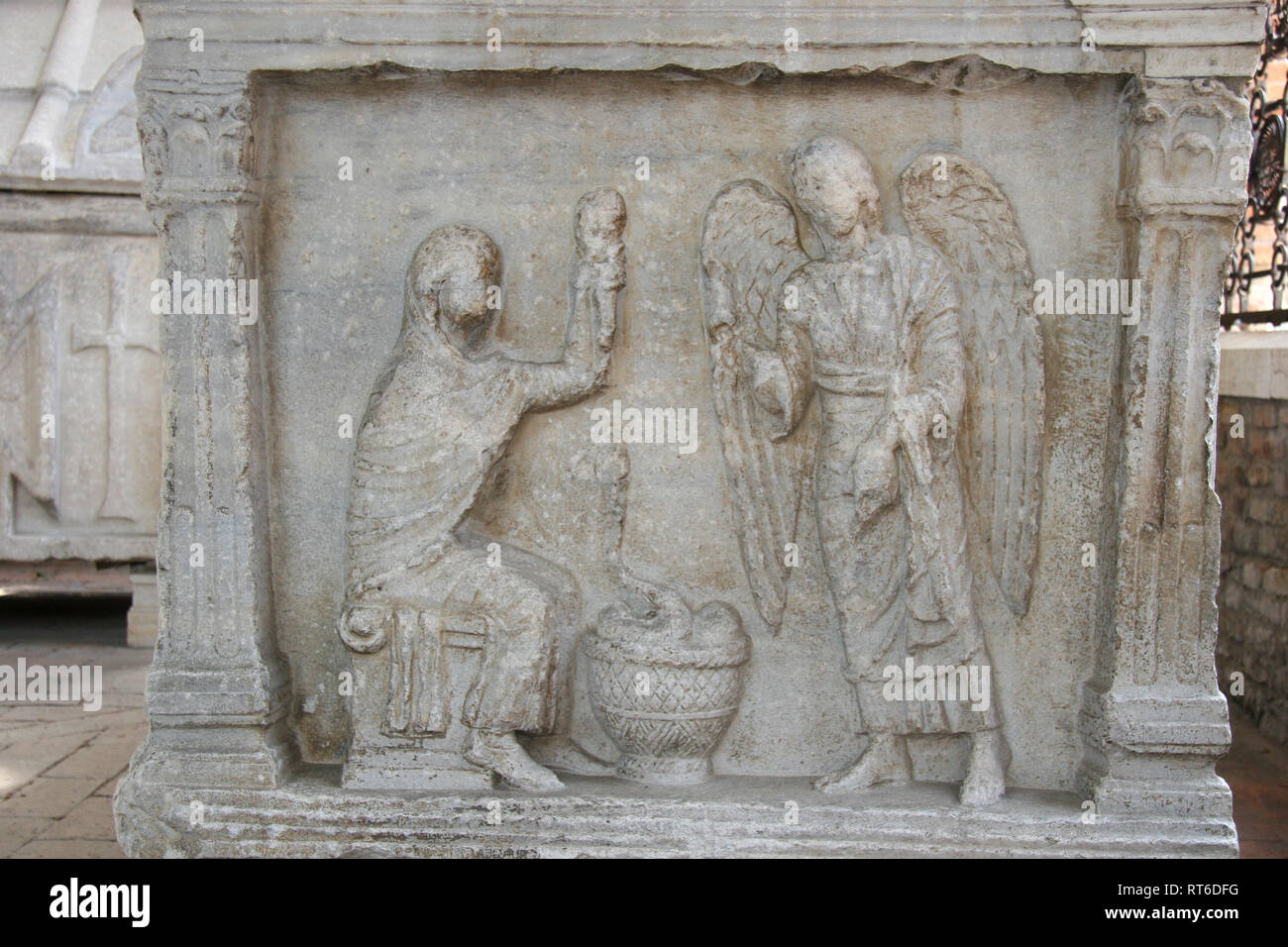 Sarkophag von Eliseo Prophet oder Pignatta. Anunciation. Maria spinning. 5 CE. S. Francesco. Ravenna. Italien. Stockfoto