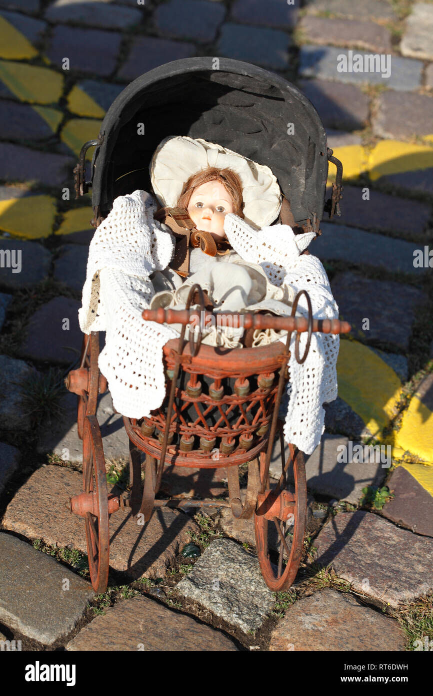 Alte Puppenwagen mit Puppe auf einem Flohmarkt, Deutschland Stockfotografie  - Alamy