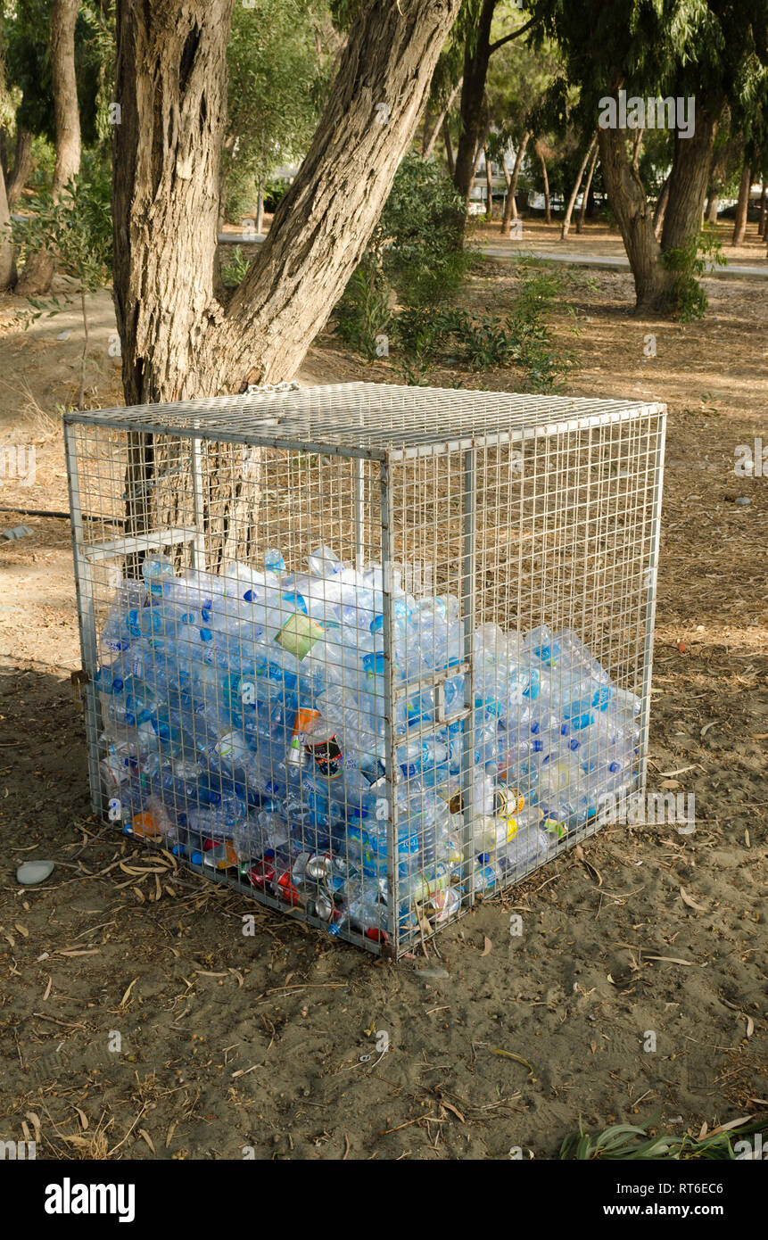 Plastikflasche Recycling Container Zypern Stockfoto