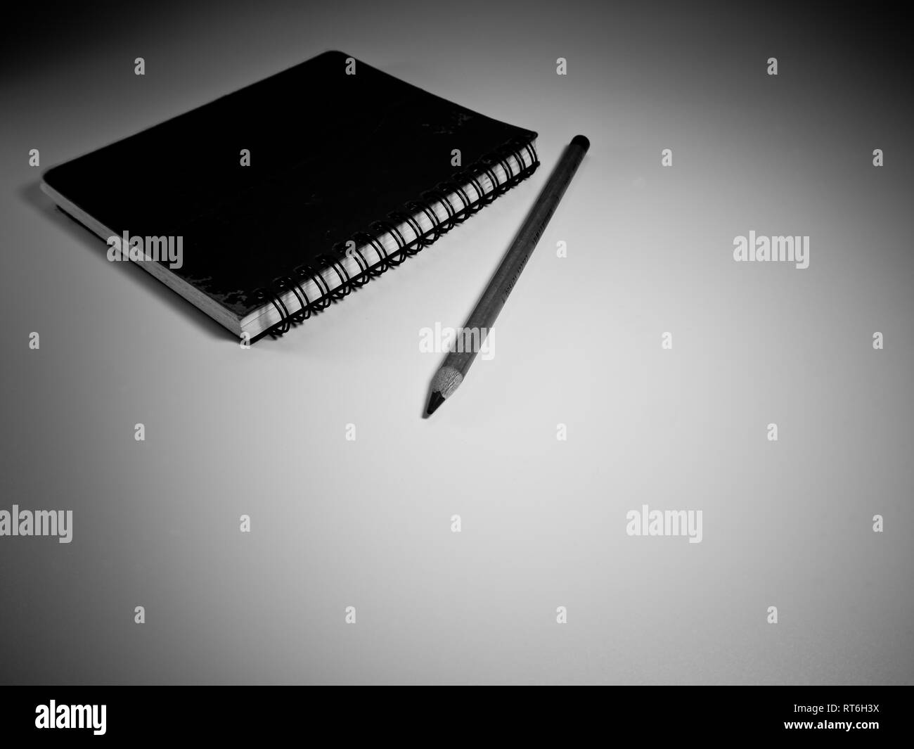 Grüne Notizbuch und Bleistift Stockfoto