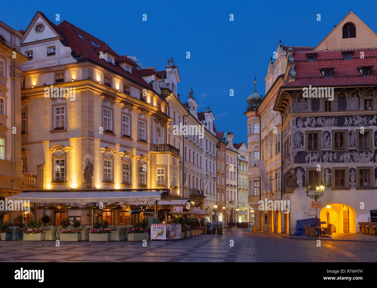 Prag, tschechische Republik - 16. Oktober 2018: Das Aussehen von staroměstské Square nach Malé Square in der Abenddämmerung. Stockfoto