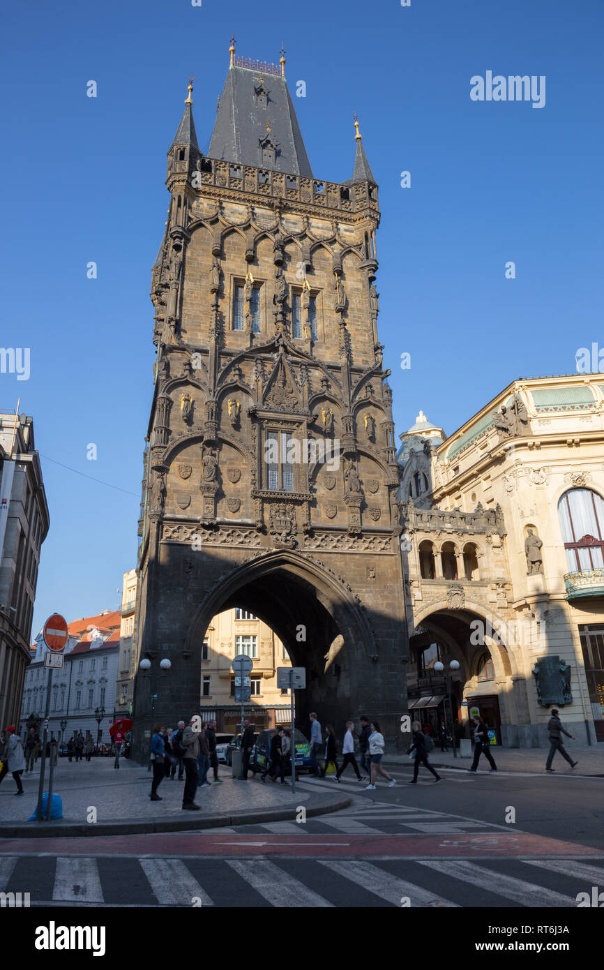 Prag, tschechische Republik - 16. Oktober 2018: Der gotische Turm Prašná brána - Pulverturm. Stockfoto