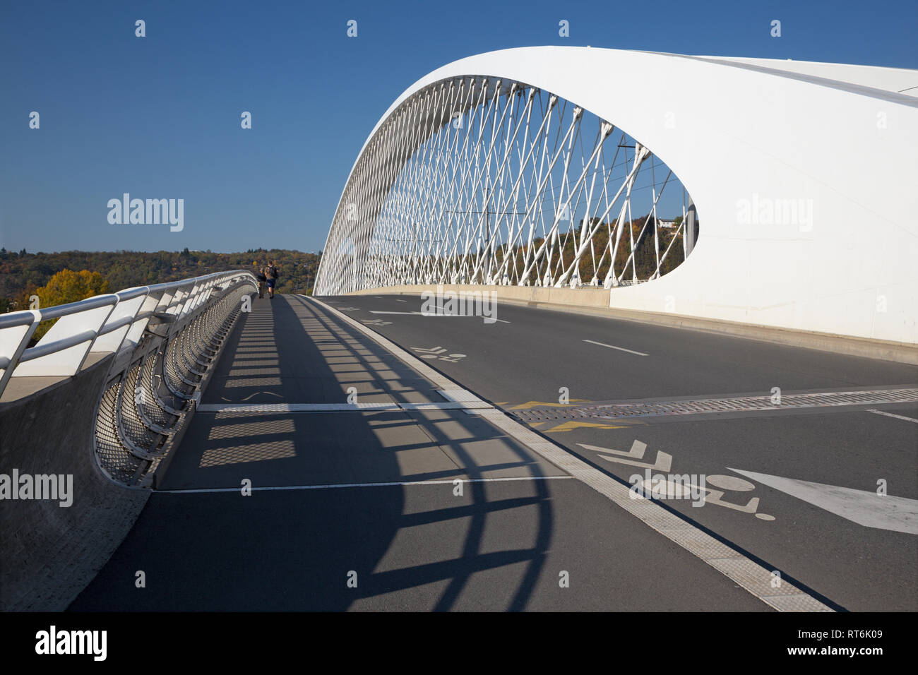 Prag - Die moderne Bogenbrücke Trójský am meisten. Stockfoto