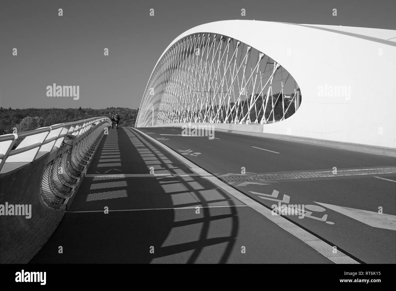 Prag - Die moderne Bogenbrücke Trójský am meisten. Stockfoto