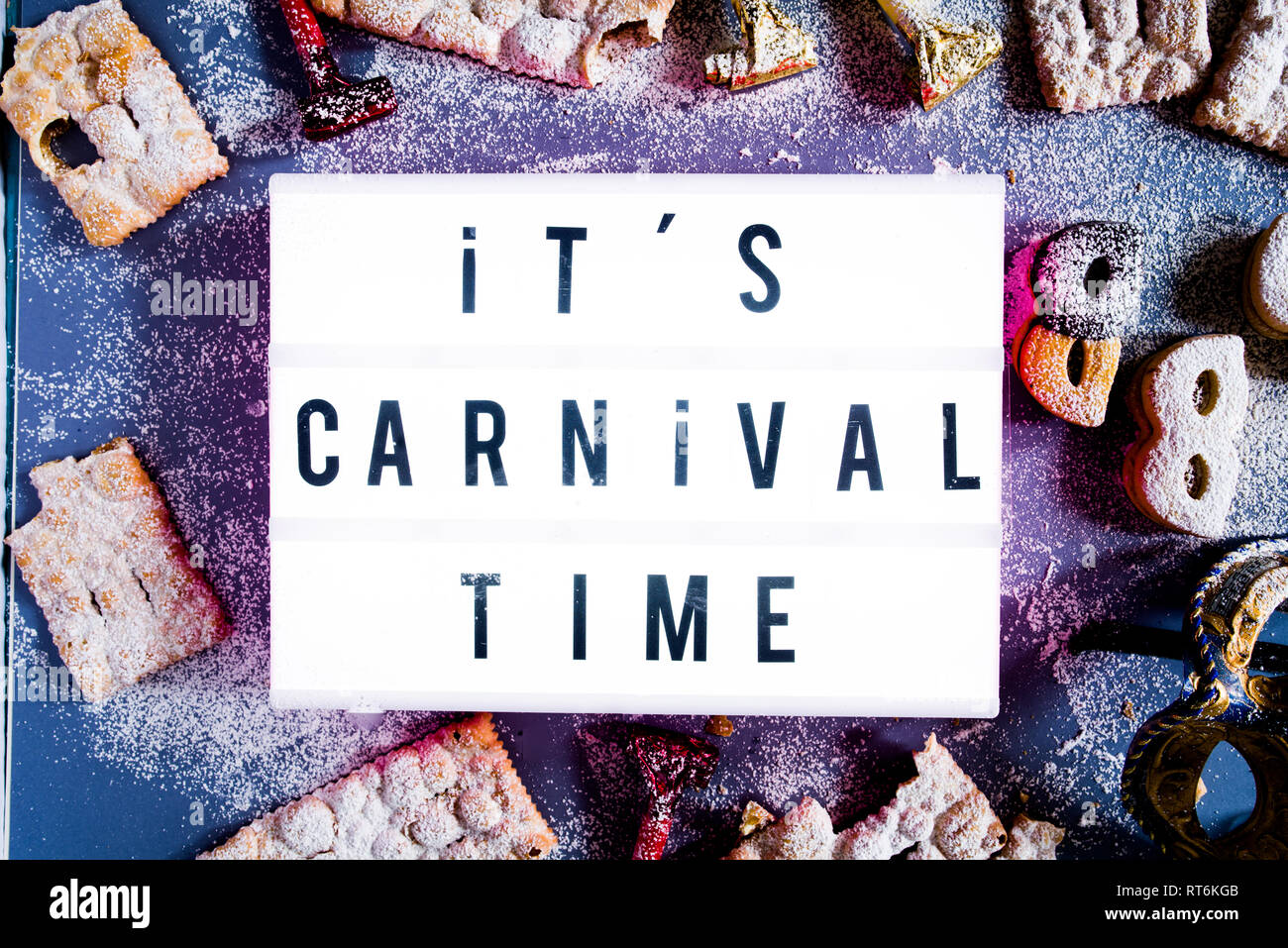 Karneval Konzept, die Lightbox mit der Meldung "Es ist Karneval" durch Cookies und Süßwaren-typisch für Karneval Kreis aufleuchten, wie Italienische sfrappole Stockfoto