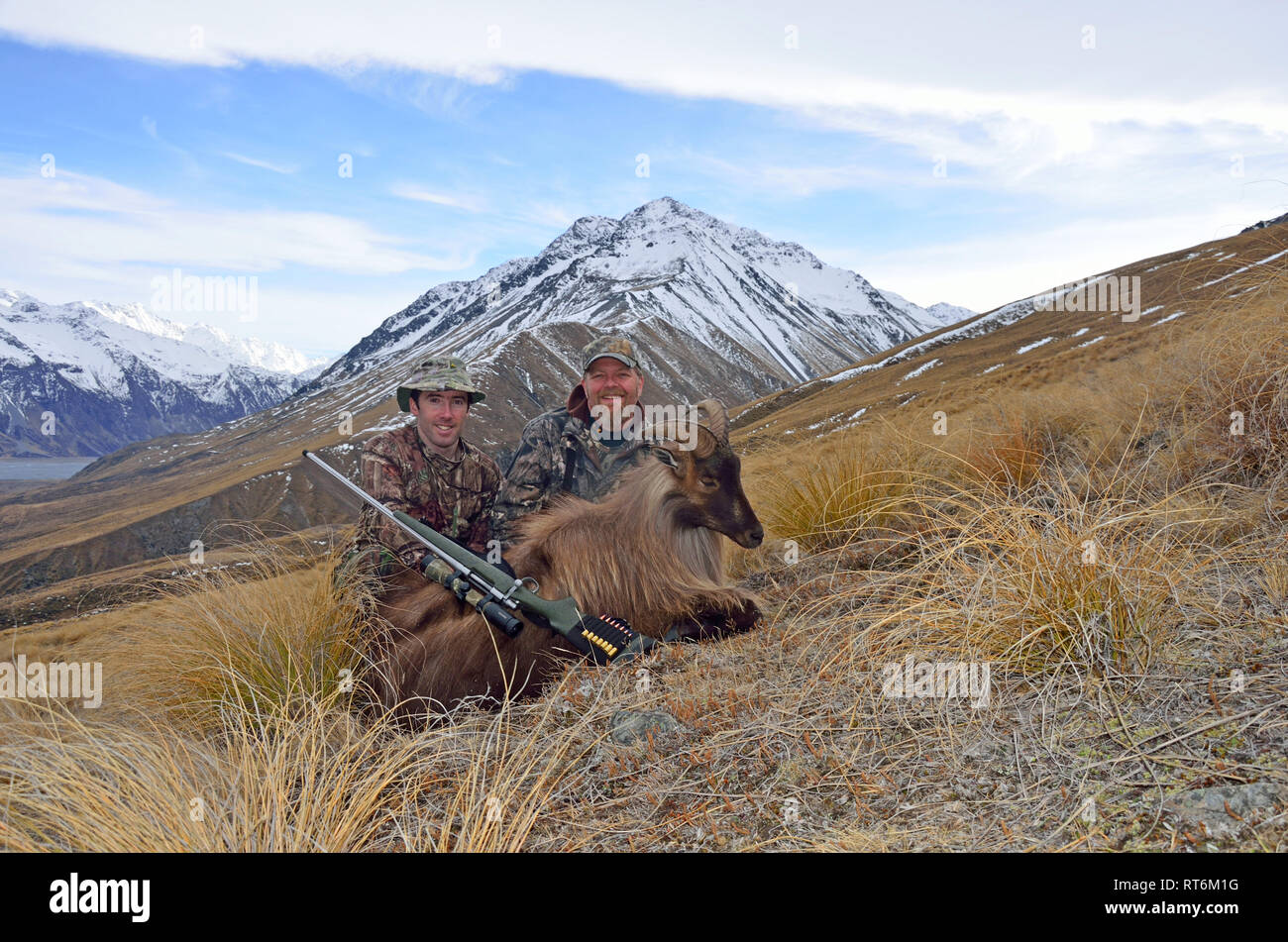 Erfolgreiche Jäger mit einer Himalaya-Tahr in der Südalpen Neuseelands Stockfoto