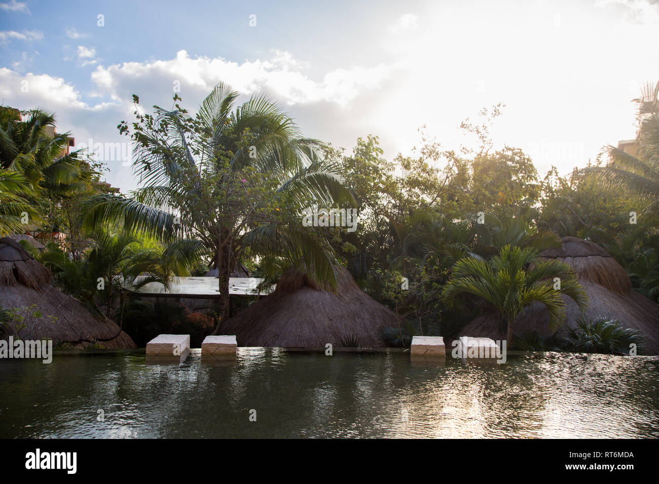 Ein Pool in einem luxuriösen Resort mit Palmen in Cancun, Mexiko. Stockfoto