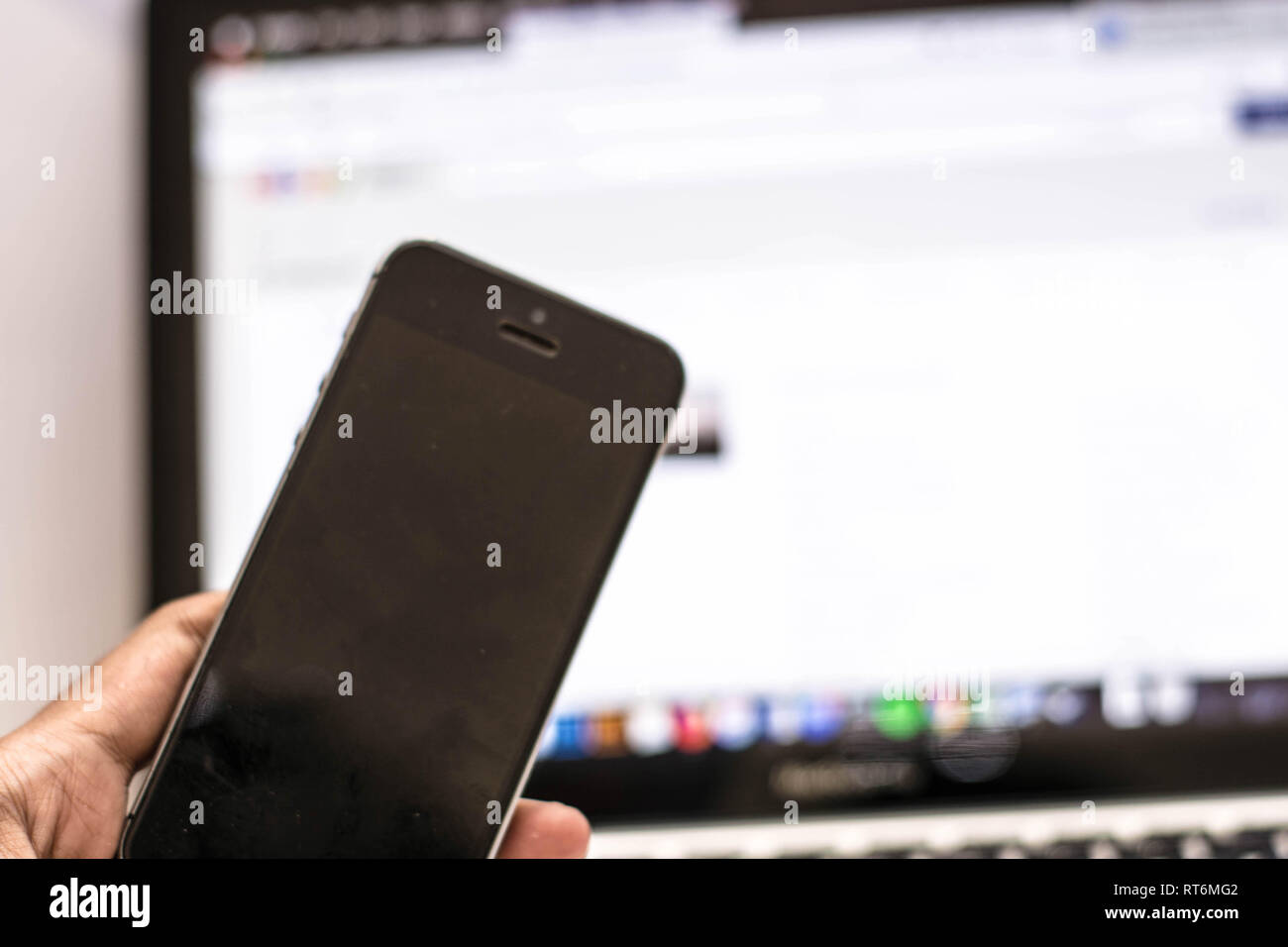 Hand, Smartphone und Internet Security Key vor Bildschirm mit leeren Raum für Raum kopieren Stockfoto