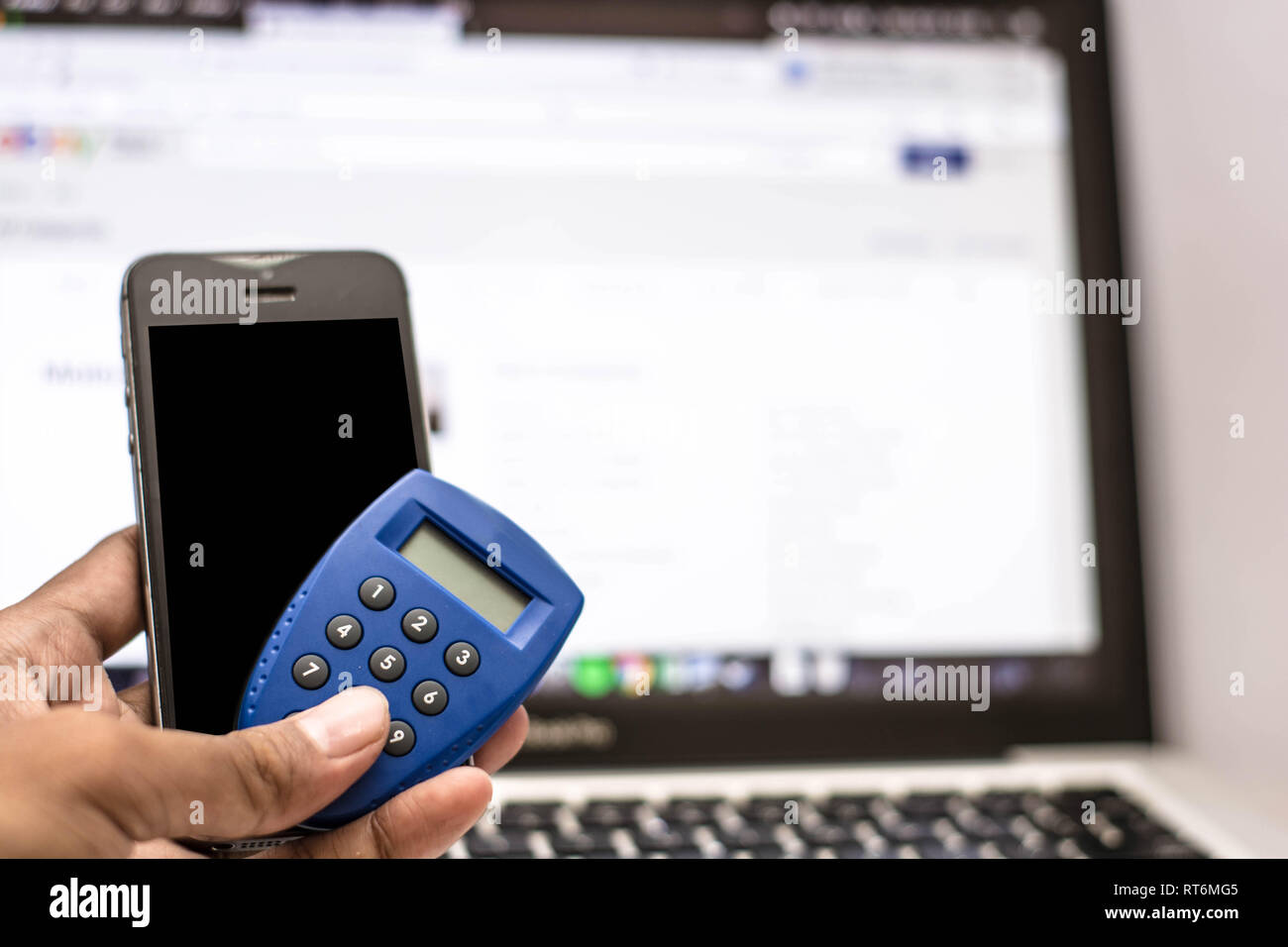 Hand, Telefon und Internet Security Key- und ATM-Karte mit Monitor internet Transaktion als Hintergrund Stockfoto