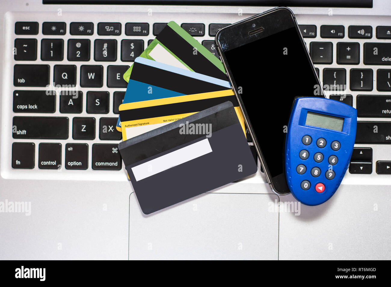 Kreditkarte und Smartphone mit Tastatur als Hintergrund, Internet Transaction Konzept mit leeren Smartphone für Kopie Raum Stockfoto