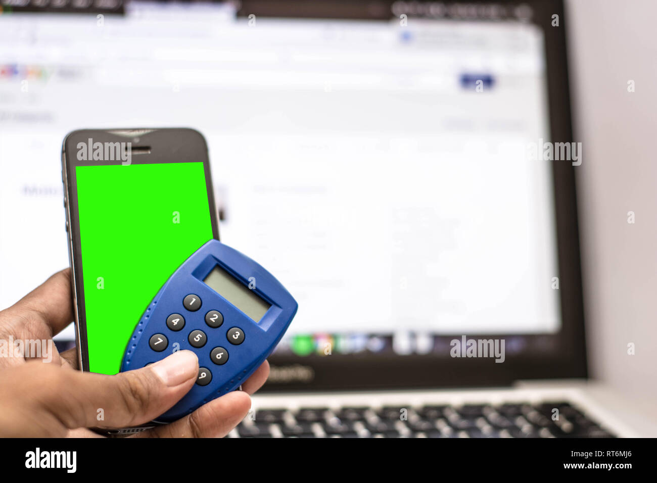 Hand, Telefon und Internet Security Key- und ATM-Karte mit Monitor internet Transaktion als Hintergrund Stockfoto