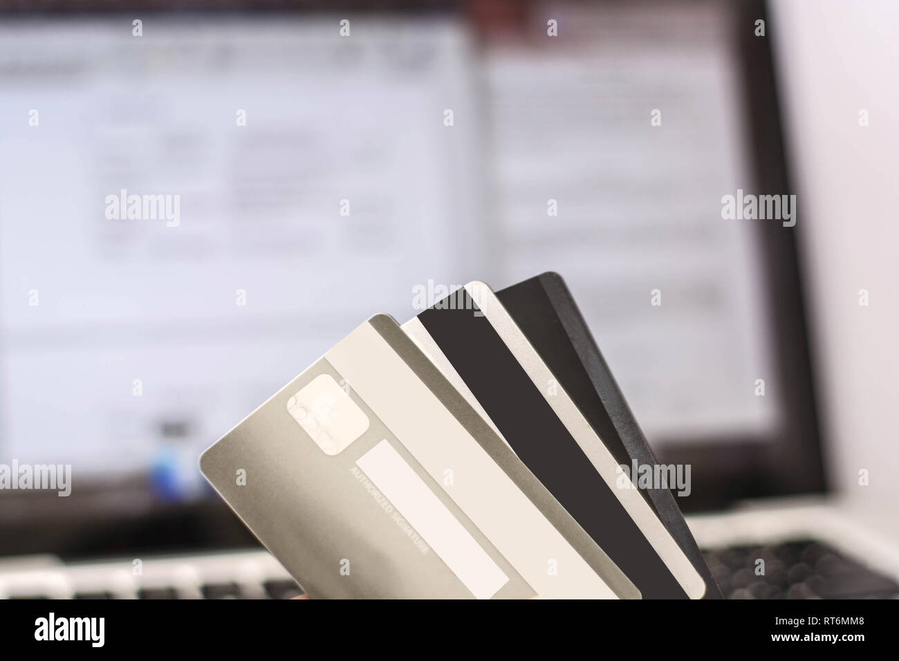 Kreditkarte mit Bildschirm, e-Commerce, Online-Transaktionen Stockfoto