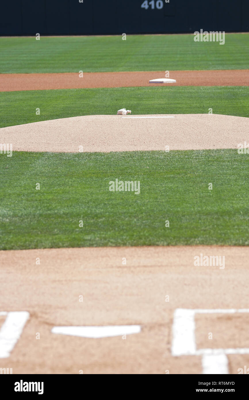 Ein Blick von der Home Plate, die Krüge Damm auf einem Baseballfeld Stockfoto