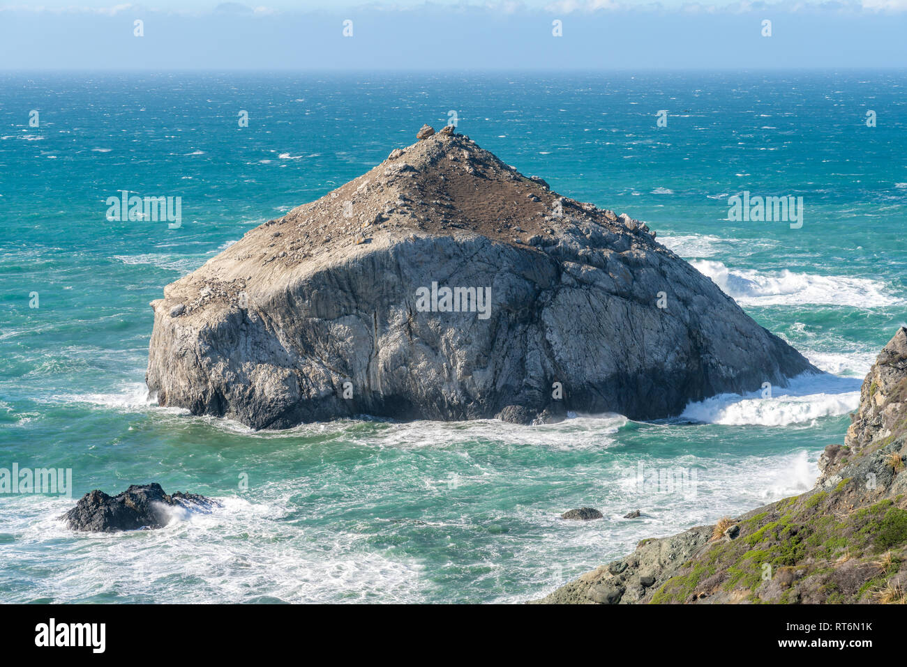 Wellen gegen einen grossen Hut geformte Meer im Pazifischen Ozean isoliert Stack, direkt an der Küste von Big Sur in Kalifornien. Stockfoto