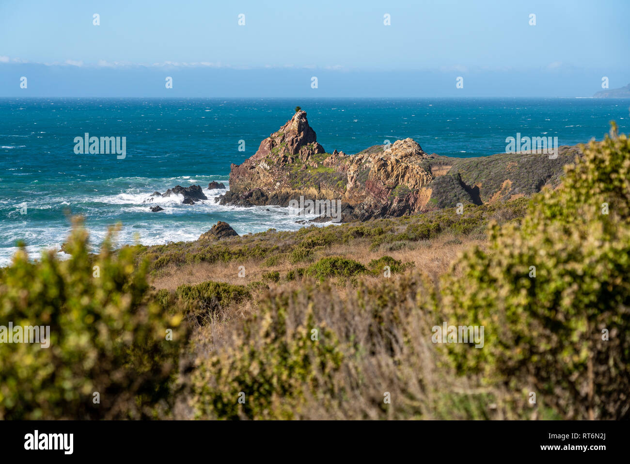 Wellen an Land entlang des Highway 1 und Kalifornien Big Sur Küste. Stockfoto