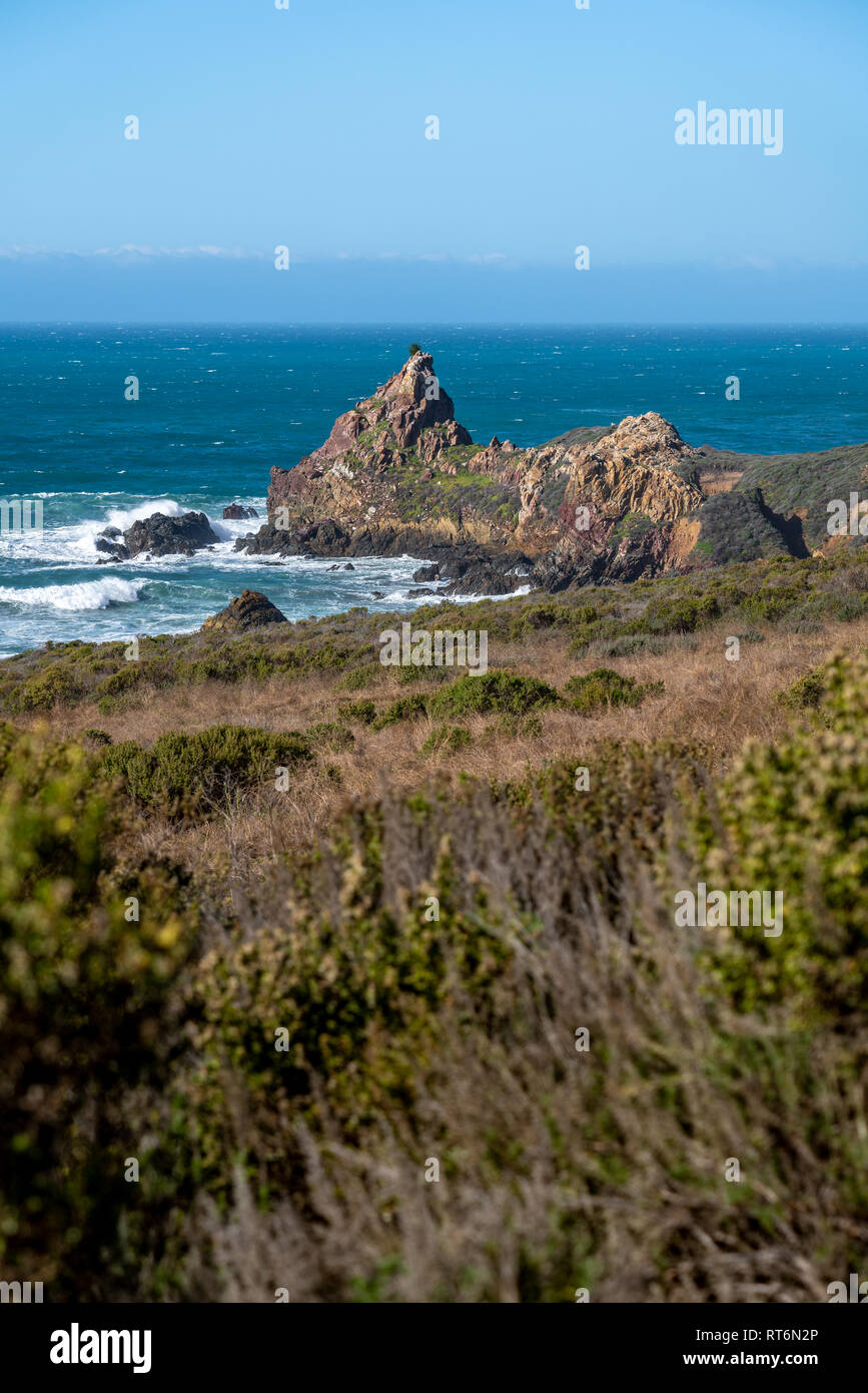 Wellen an Land entlang des Highway 1 und Kalifornien Big Sur Küste. Stockfoto