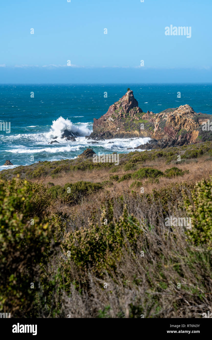 Wellen an Land entlang des Highway 1 und Kalifornien Big Sur Küste. Stockfoto
