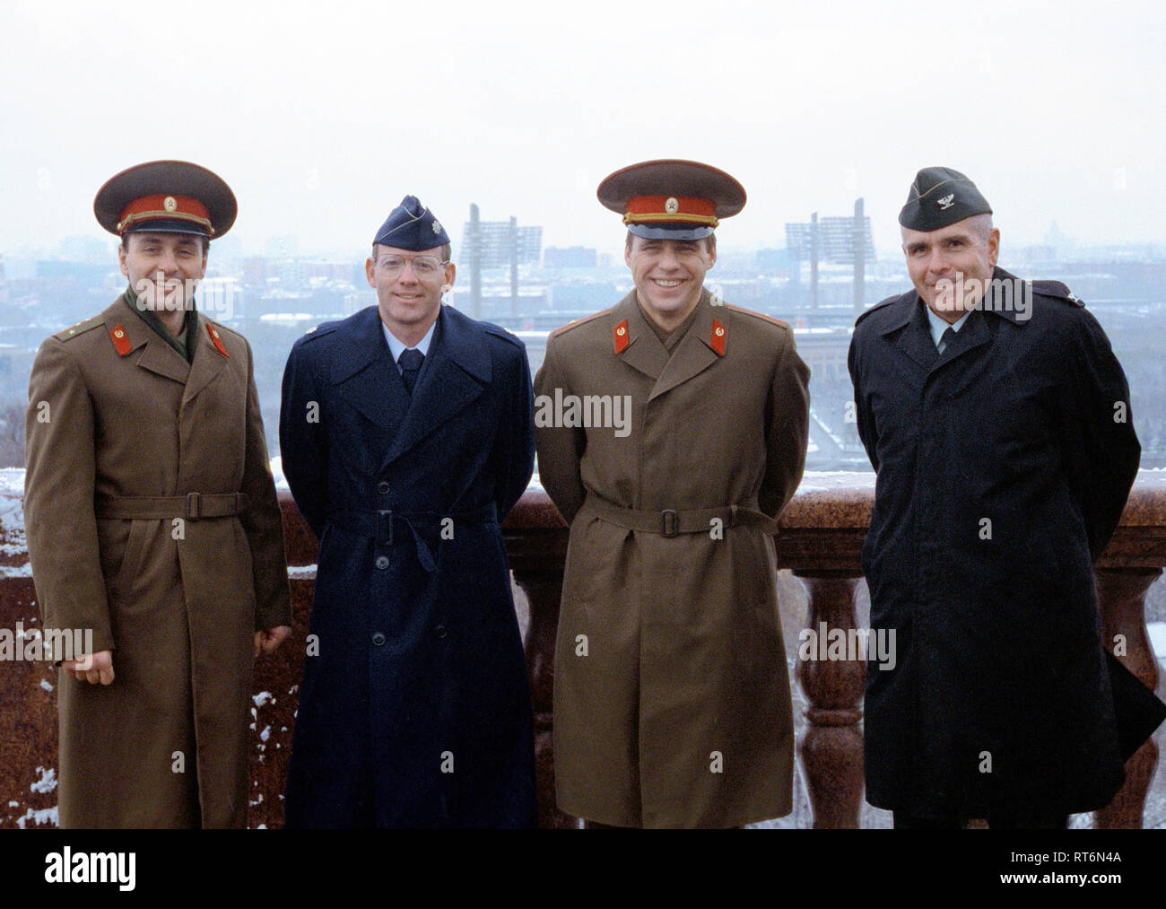 COL David Kiernan, rechts, Chief Information, U.S. Army, und LTC Michael Perini, zweiter von links, Herausgeber der US Air Force Magazin Flieger, stehen Sie mit Ihren Übersetzern, CAPT Victor Bereznoy, Links, und Major Ivan Skrylnik, auf einer Brücke über die Moskwa. Die amerikanischen Offiziere, die in der Sowjetunion als Teil einer US/sowjetischen Austauschprogramms. Stockfoto