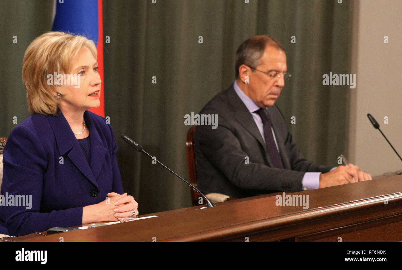 Us-Außenministerin Hillary Rodham Clinton und Außenminister Lawrow beantwortet die Fragen auf einer Pressekonferenz nach einem bilateralen Treffen in Moskau, Russland, 13. Oktober 2009. Stockfoto