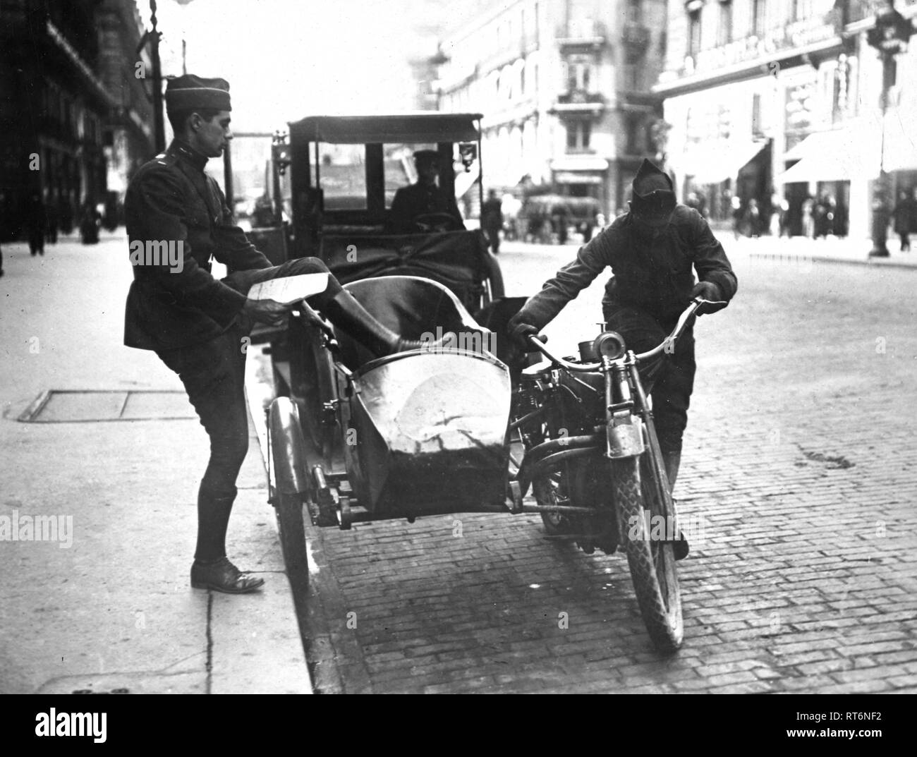 Amerika ist aufgefordert, das französische Volk zu retten. Dieses Mal von den Deutschen Boshevian, nicht zu kämpfen, aber Schwierigkeiten bei der Beförderung in Paris. Statt die Amerikanischen motorradbeiwagen die amerikanischen Behörden bereit gewesen sein, dass die französische Regierung sie kaufen sollten. Stockfoto