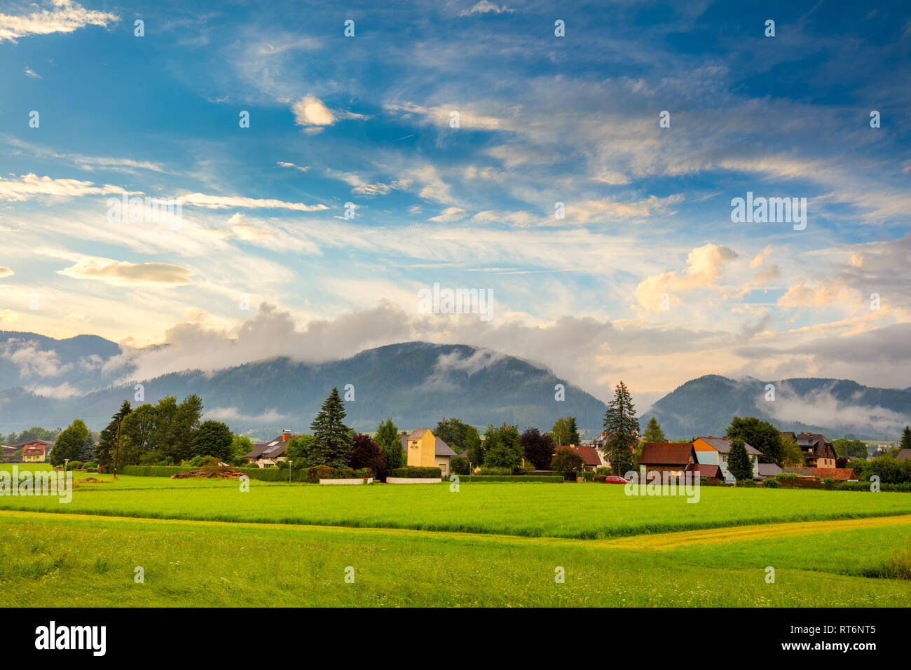 Malerische kleine Stadt Dorf im Gebirge. Tourismus, Landwirtschaft und Ökologie Stil leben Stockfoto