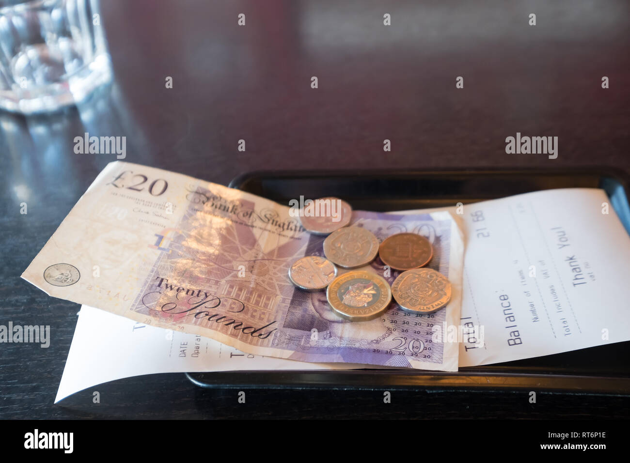 Geld übrig als Zahlung mit der Rechnung in einem Restaurant Stockfoto