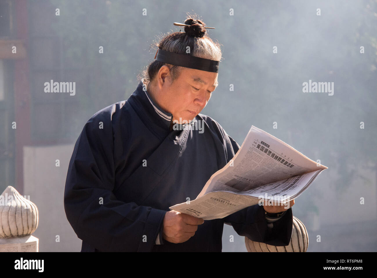 Asien, China, Peking, Mönch lesen Zeitung Stockfoto