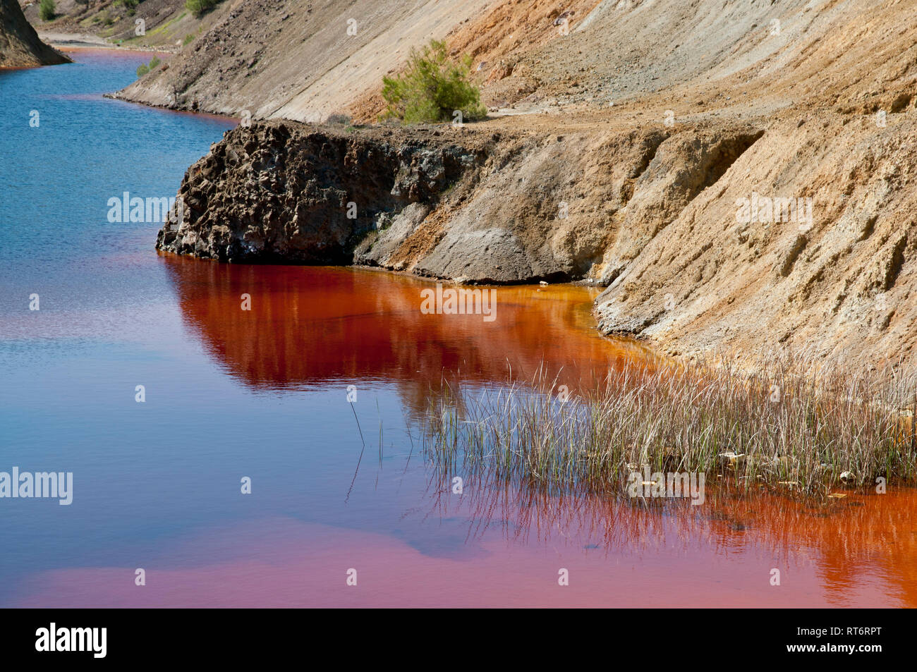 Ansicht einer Kupfermine See in Zypern Stockfoto