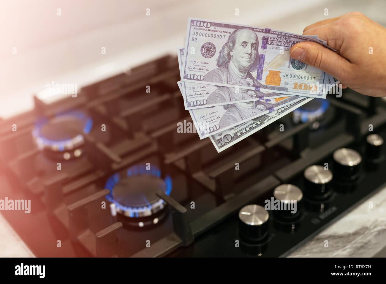 Gasherd mit brennendem Erdgas US Dollar. Stockfoto