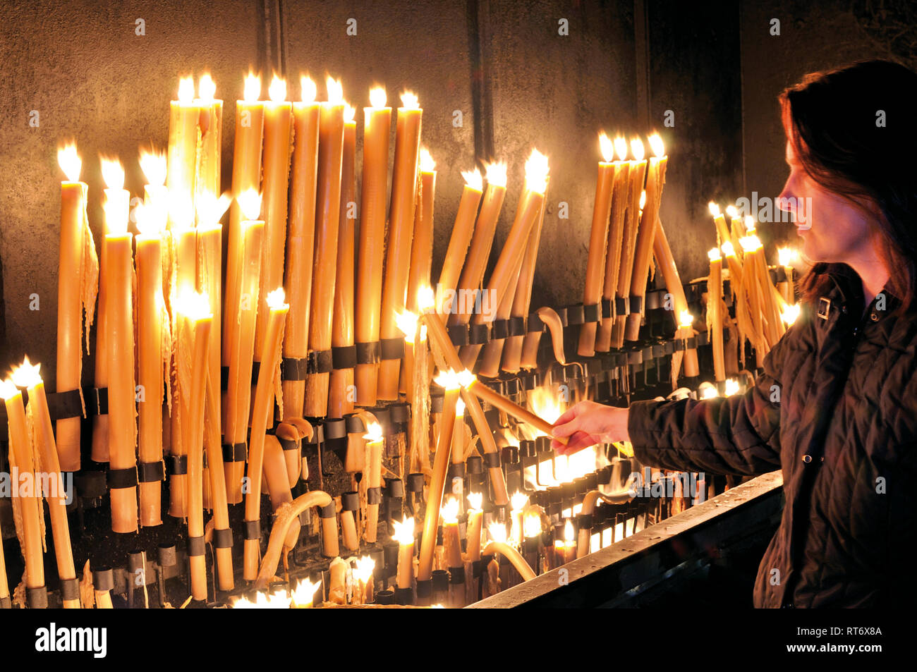 Frau Blitz eine Kerze in Hingabe altar Stockfoto