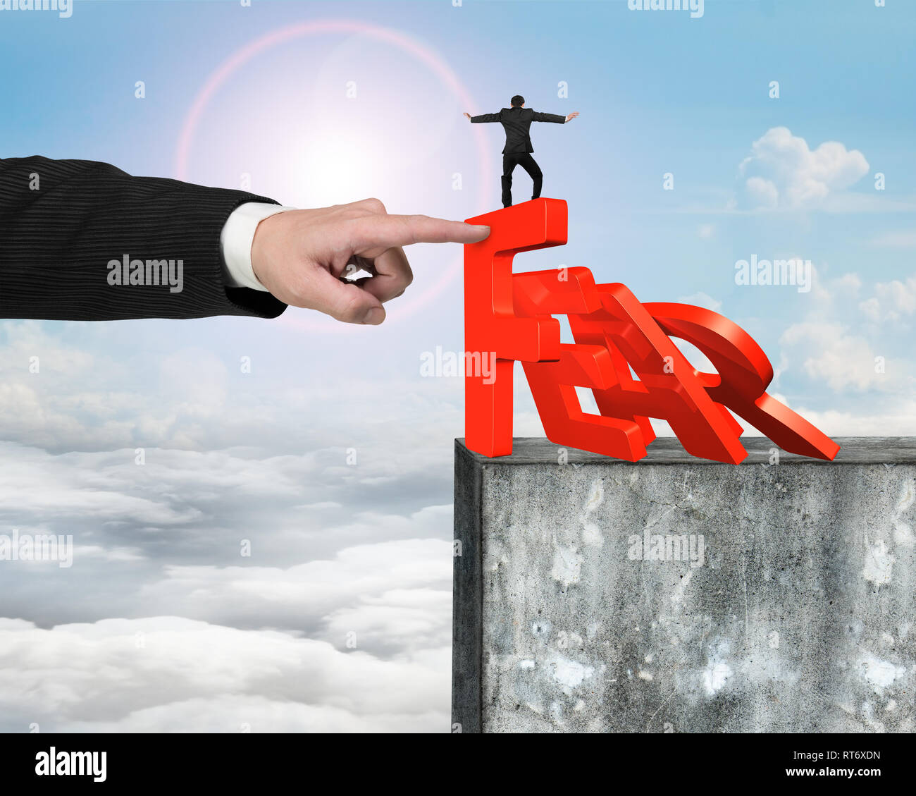 Der große Mann stoppen Domino der roten Angst Wort fallen, mit einem anderen kleinen Mann Balancing auf Beton Wand, mit sonnigen Himmel cloudscape backgroun Stockfoto