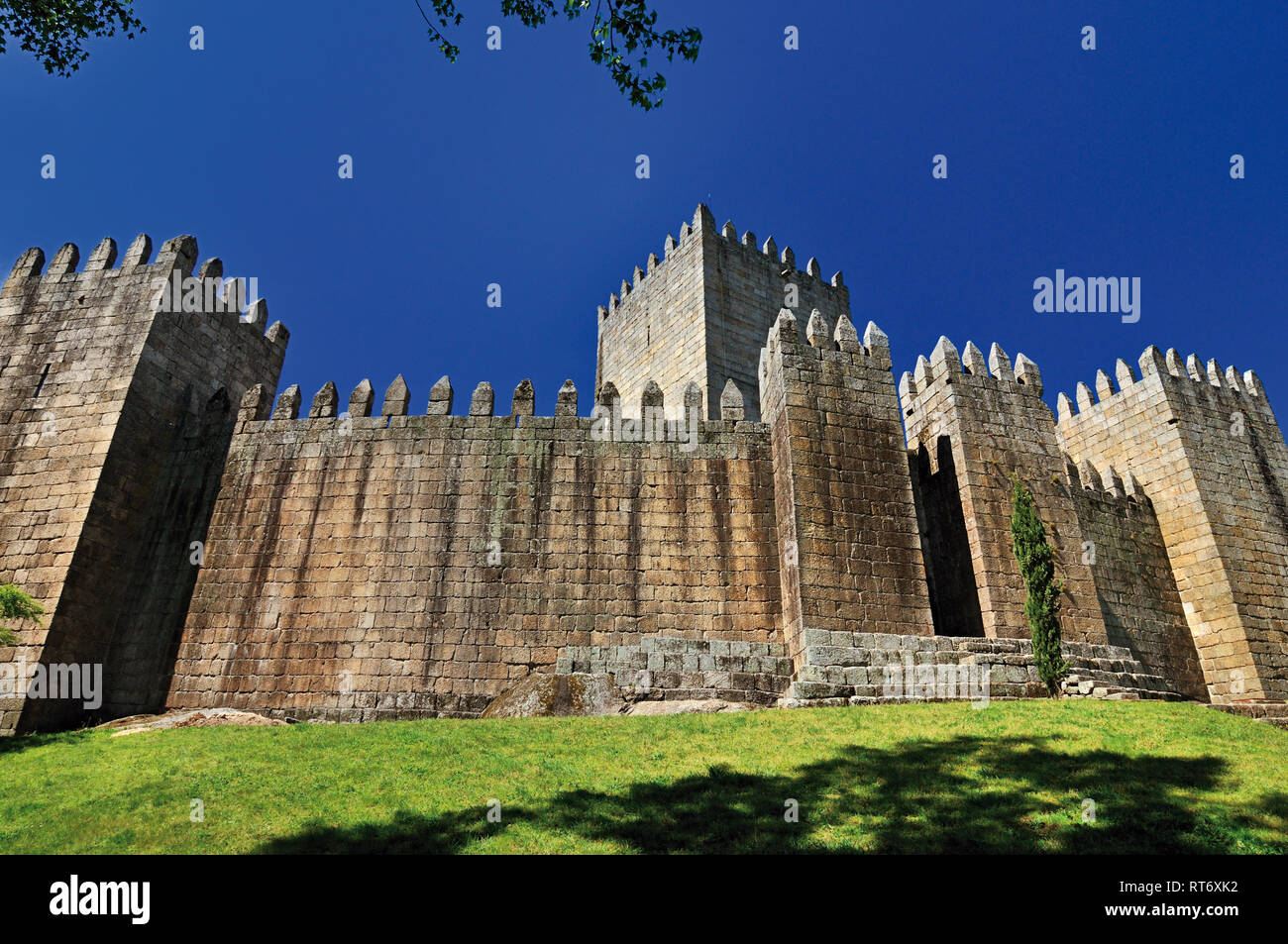 Seitlicher Blick auf die Mittelalterliche erhaltene Burg auf einem Hügel mit blauer Himmel Stockfoto