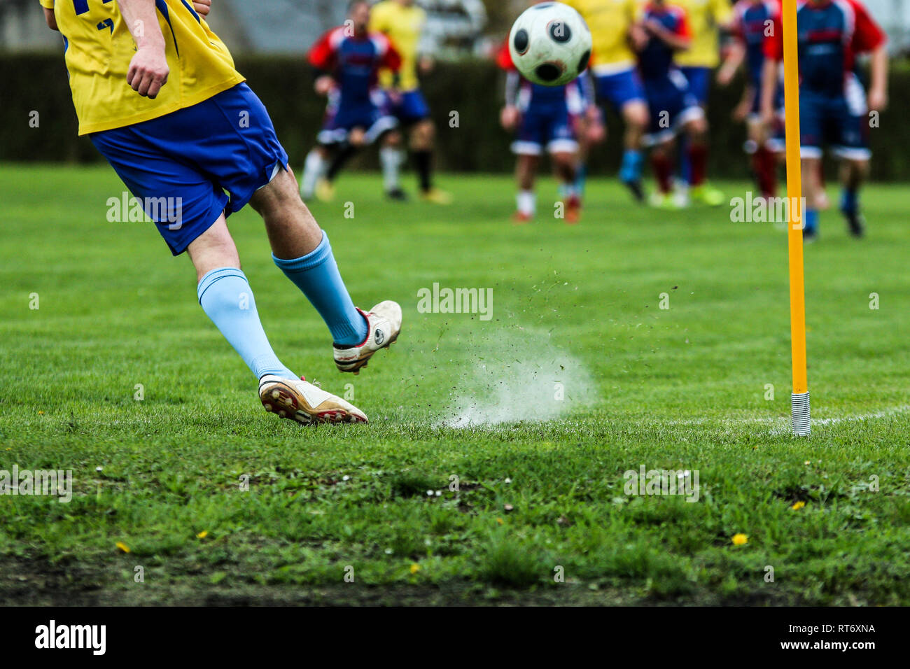 Ein Detail der Beine Fußballer während der Fußball-Kick. Stockfoto