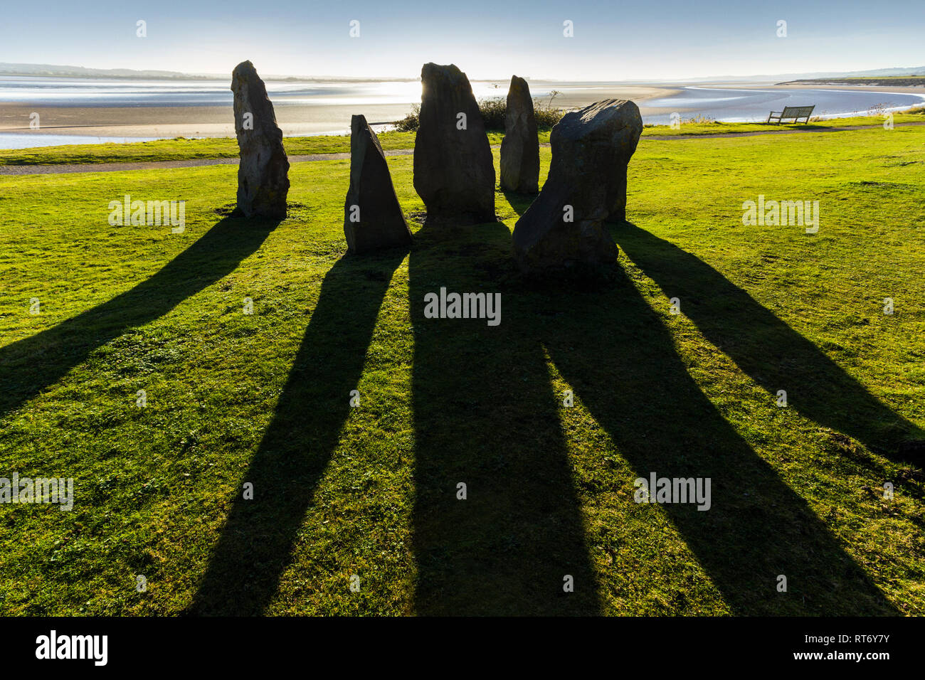 Steine am Ufer des Flusses Severn in Lydney, Gloucestershire. Stockfoto